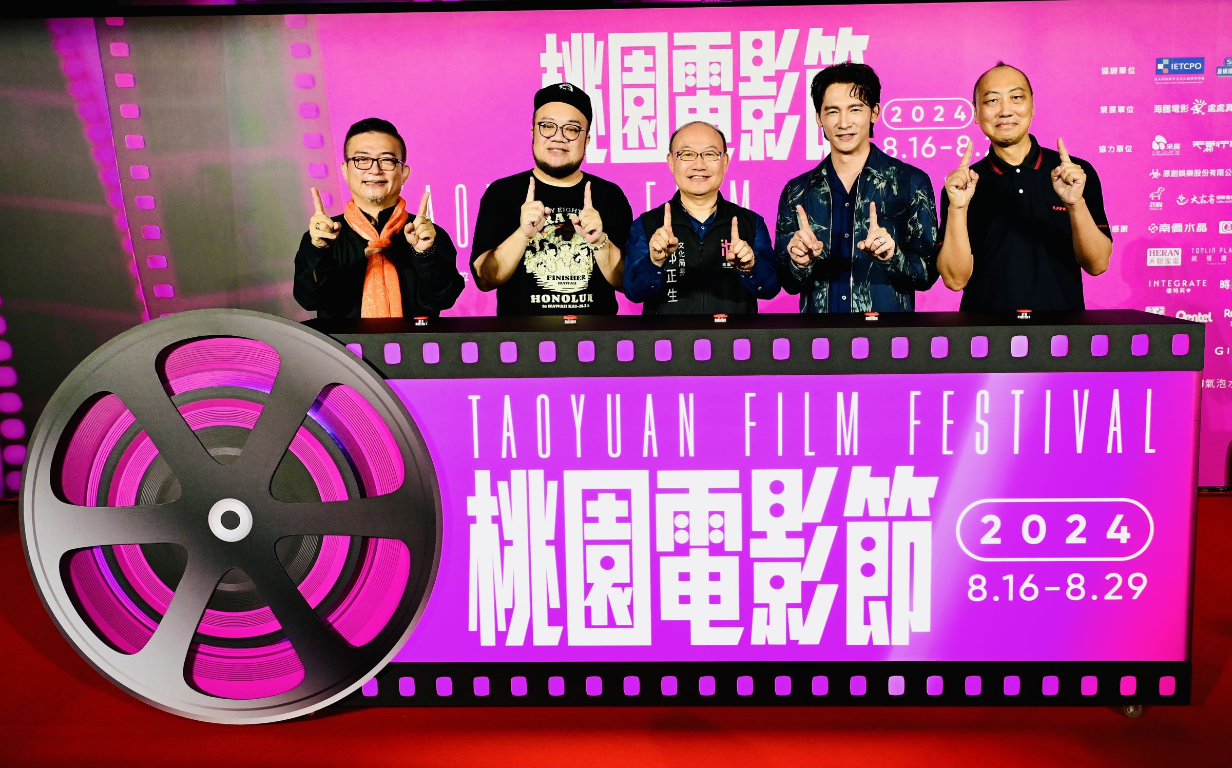 桃園電影節舉辦開展記者會，由策展人姚經玉（左起）、導演葉天倫、桃園市文化局長邱正生、影展大使温昇豪、策展統籌胡延凱一同進行啟動儀式。（桃園電影節提供）