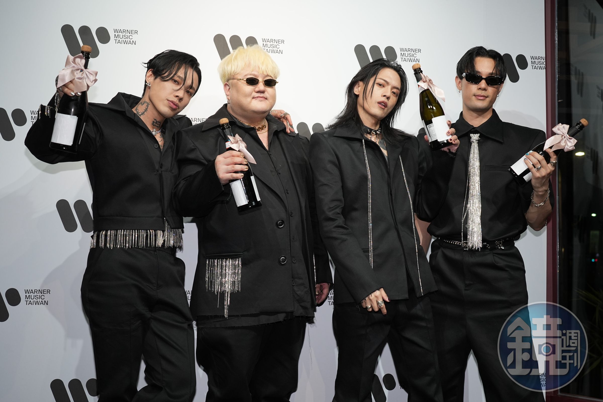 TRASH在慶功宴上開心慶祝奪得第36屆金曲獎最佳樂團獎。