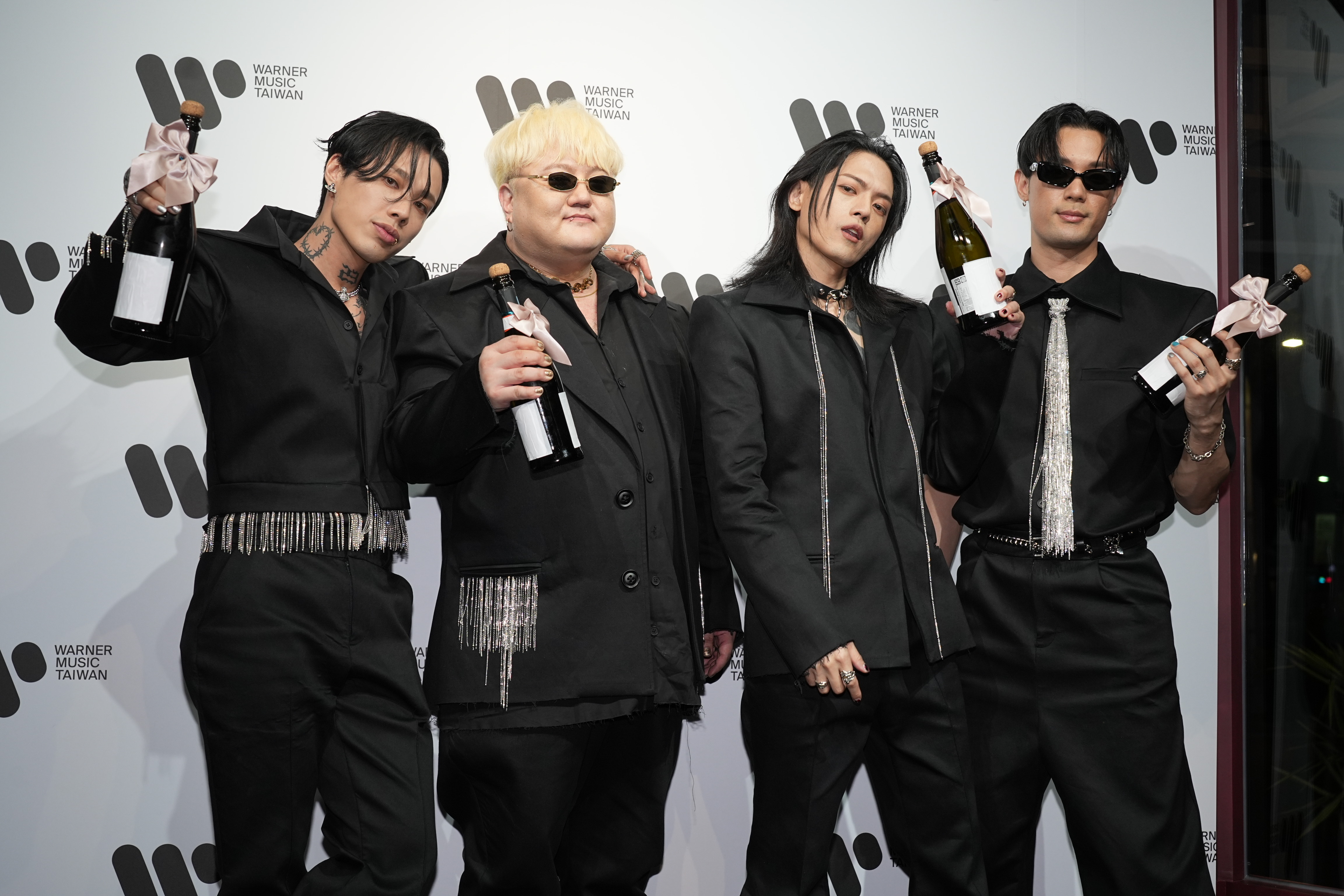 TRASH在慶功宴上開心慶祝奪得第36屆金曲獎最佳樂團獎。