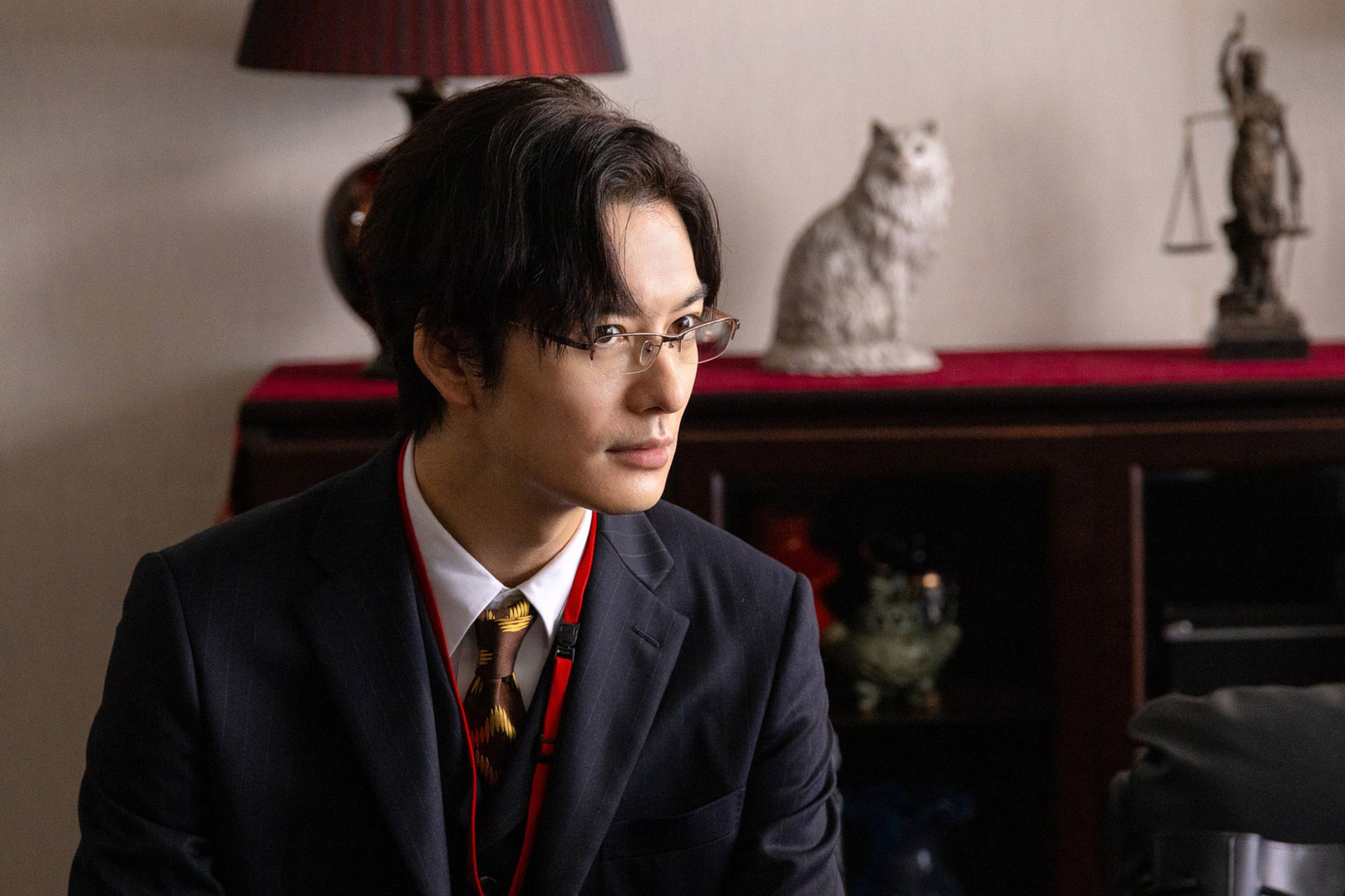 剛升格人夫的岡田將生在《一騙到底》中被譽為「地表最帥天才詐欺師」。（天馬行空提供）