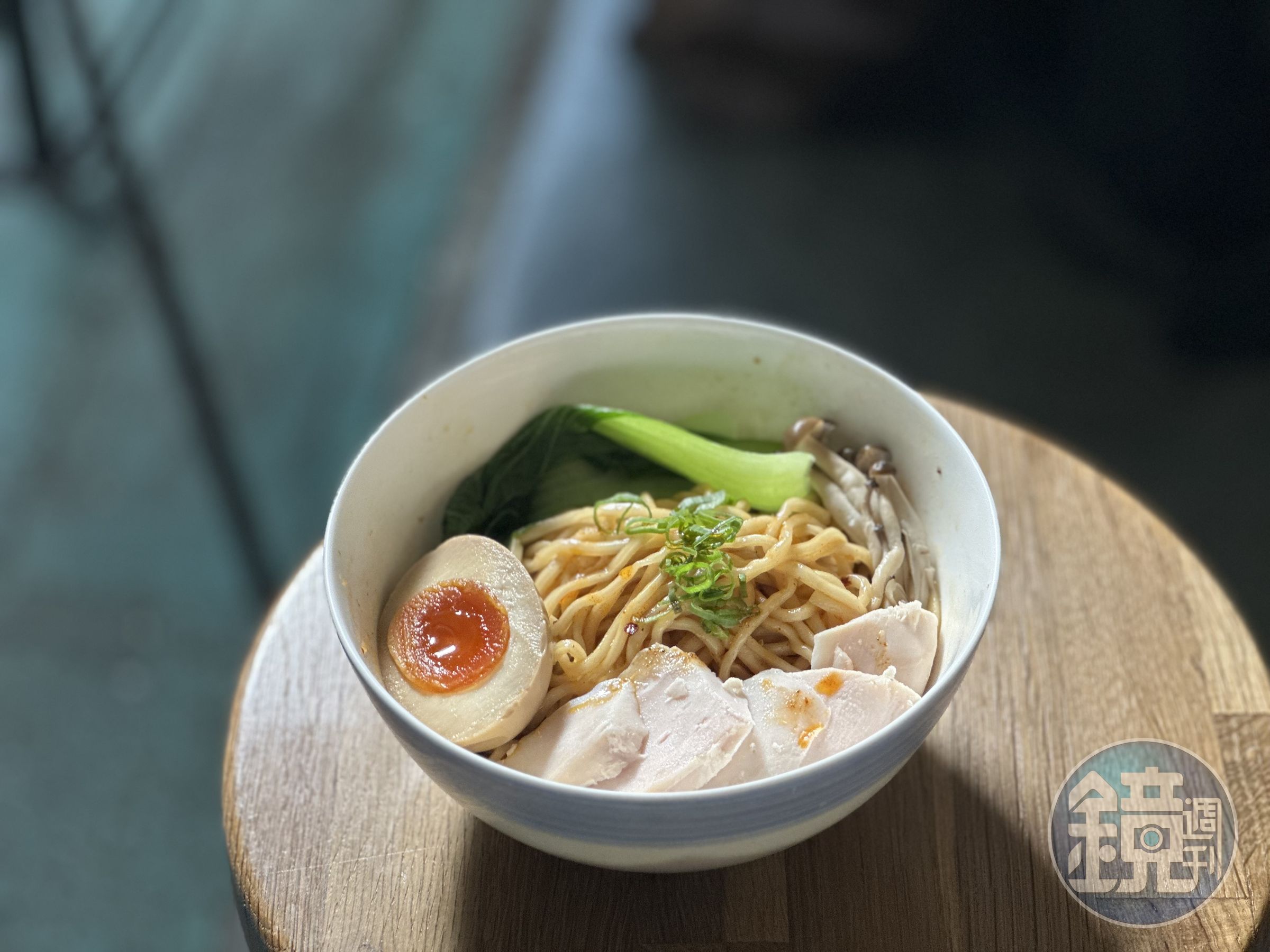 「椒香赤拉麵」麻香微辣，夠味涮嘴，搭配青江菜能解膩。（100元／份）