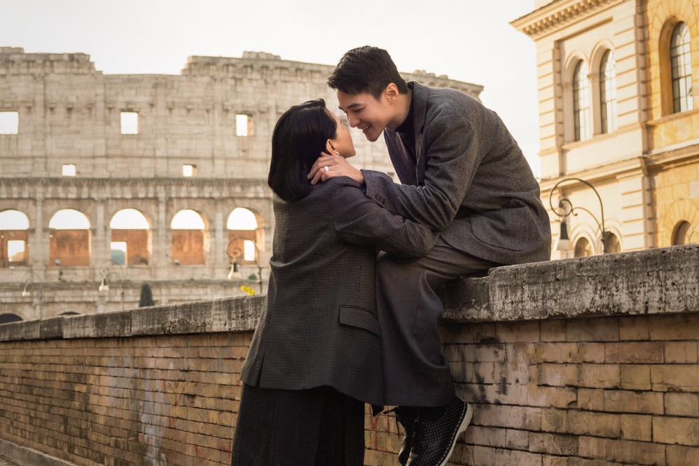 去年是元介與經紀人太太遊歐，在義大利拍了唯美紀念照宣布婚訊。（翻攝自臉書）