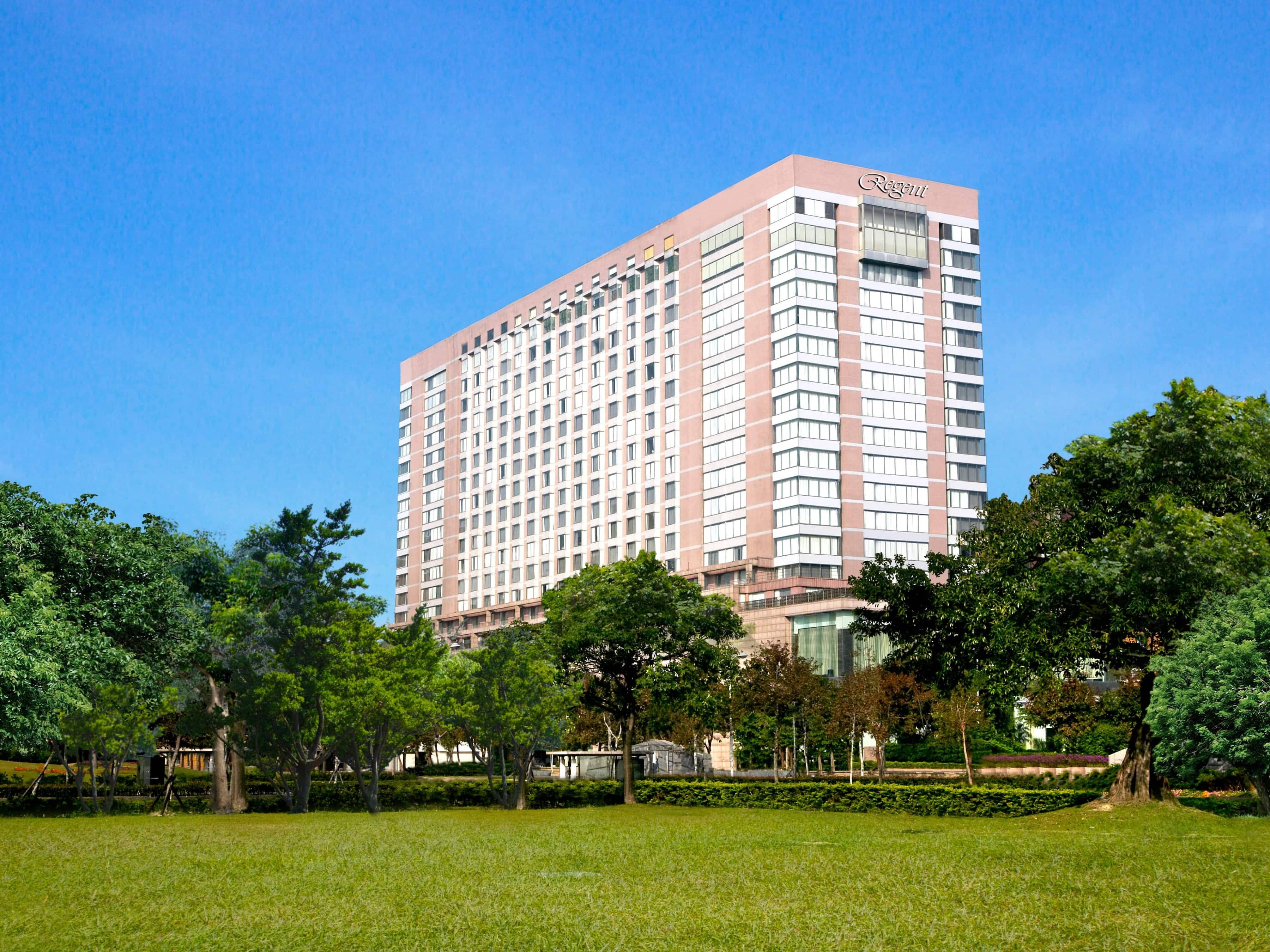 台北晶華酒店人氣自助餐廳栢麗廳推出多款旅展限定優惠,其中平日早餐單人套票五張一組特價2,900元,相當於6折優惠。(台北晶華提供)