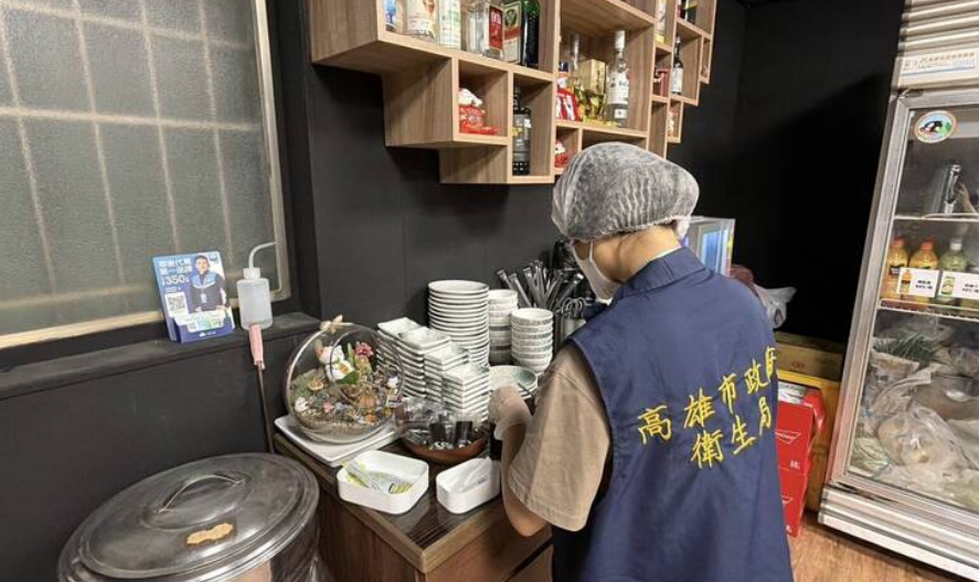 高雄某燒烤店驚見「辣粉醃製蟑螂」,衛生局前往稽查。(高雄市衛生局提供)