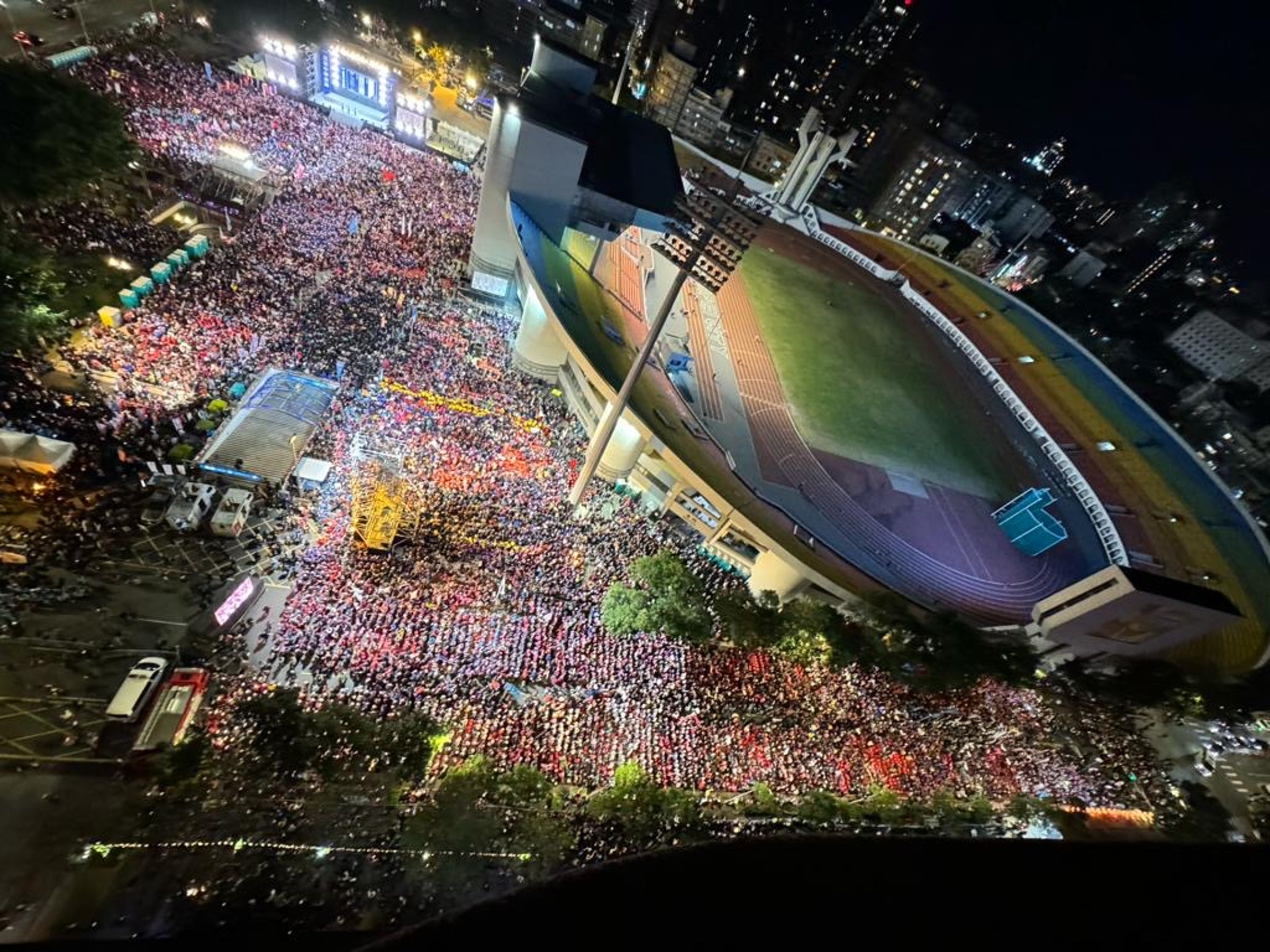 在板一體育場的國民黨支持者相當多。（侯友宜團隊提供）