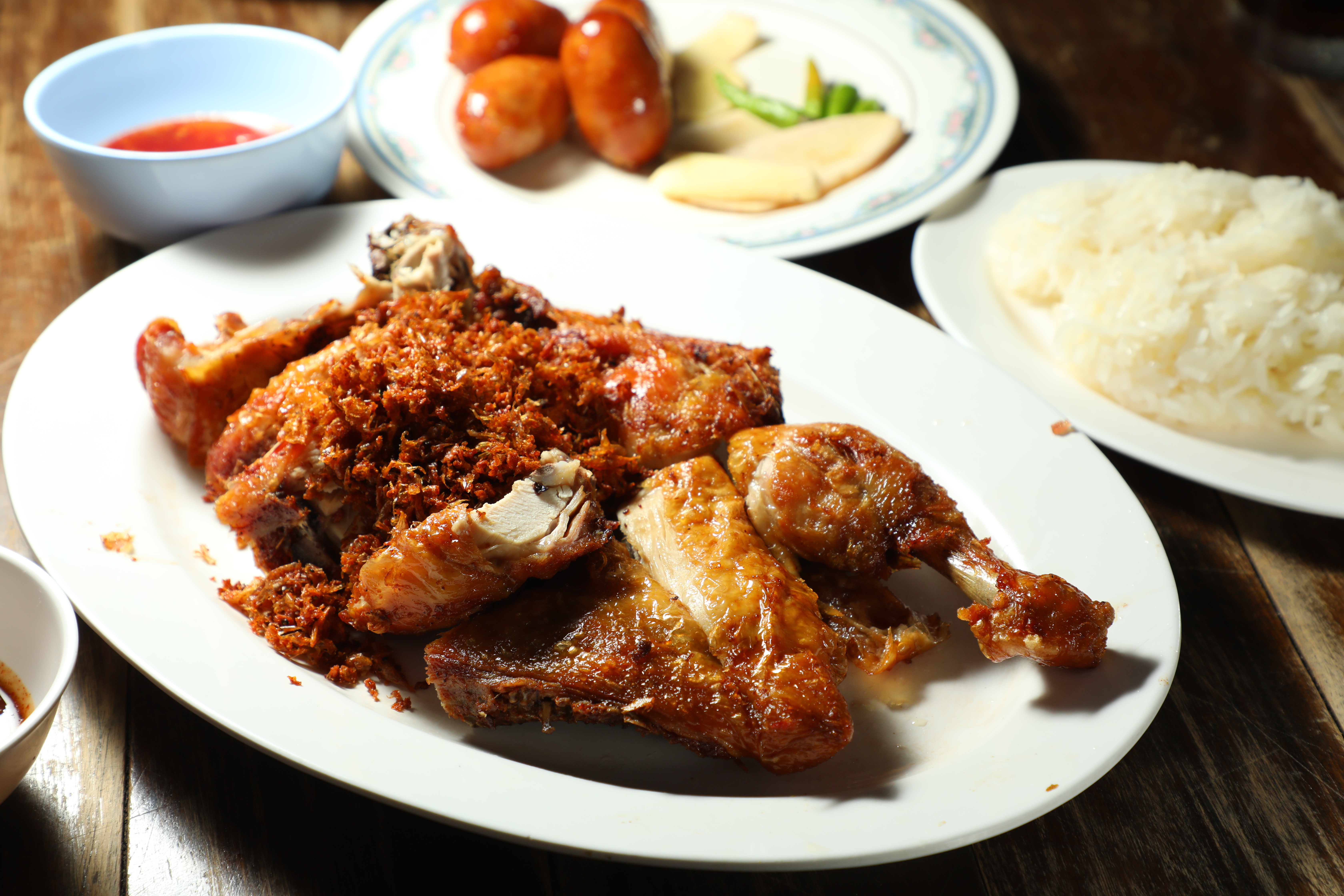 在曼谷可以找到各種米其林必比登推薦的泰國地方小吃，像是東北風味的炸雞，就非常受歡迎。