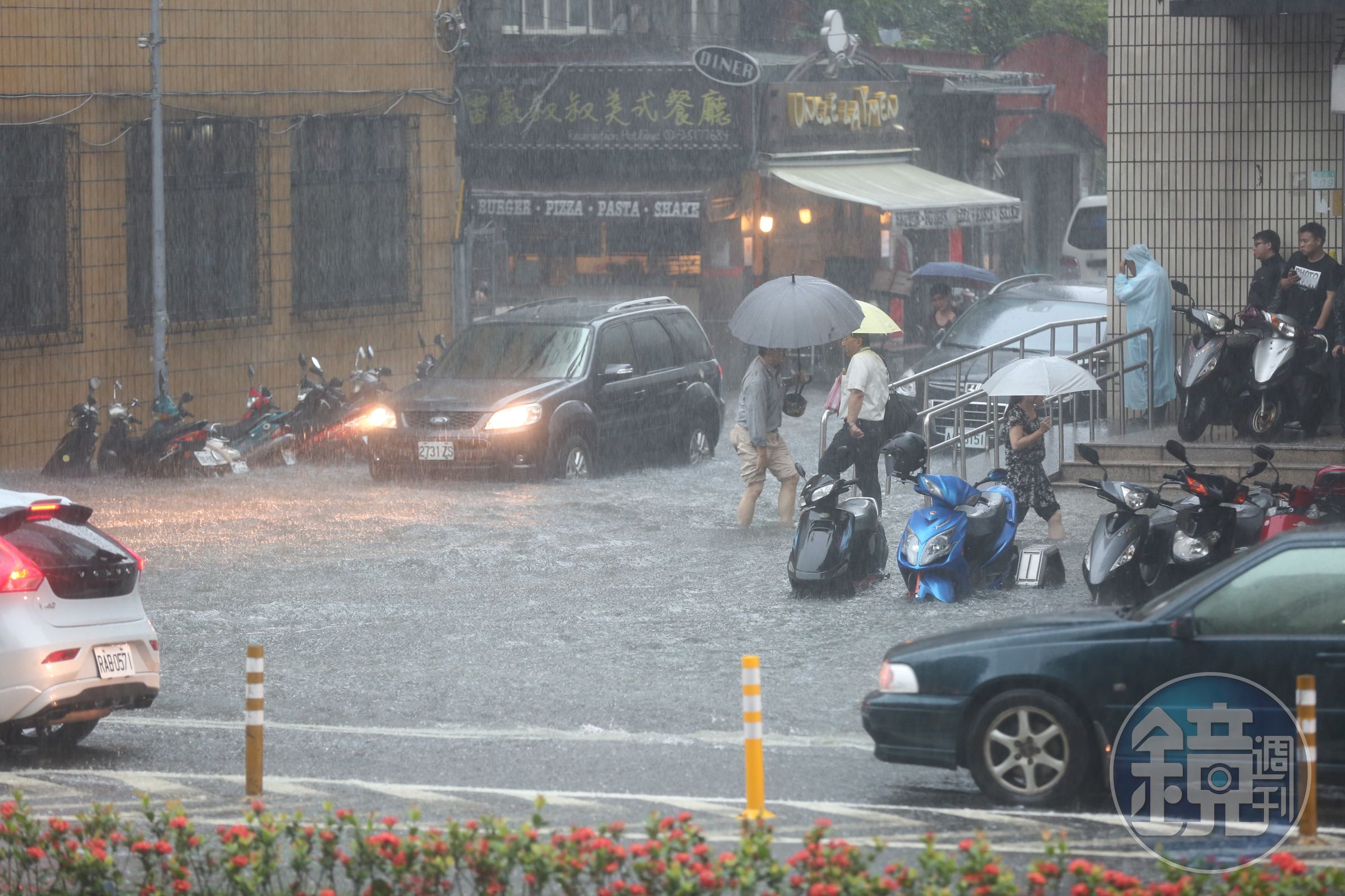 東北季風及颱風外圍環流的共伴效應影響,大台北、基隆北海岸及宜蘭地區有局部大雨發生機率。(本刊資料照)