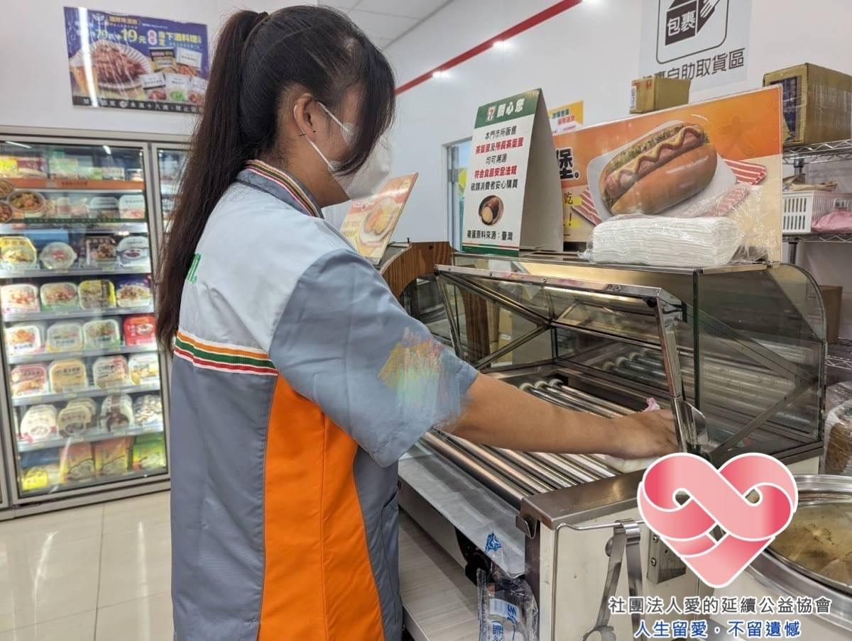 小婉在超商打工,扛起家中經濟。(翻攝「愛的延續公益協會」臉書粉絲專頁)