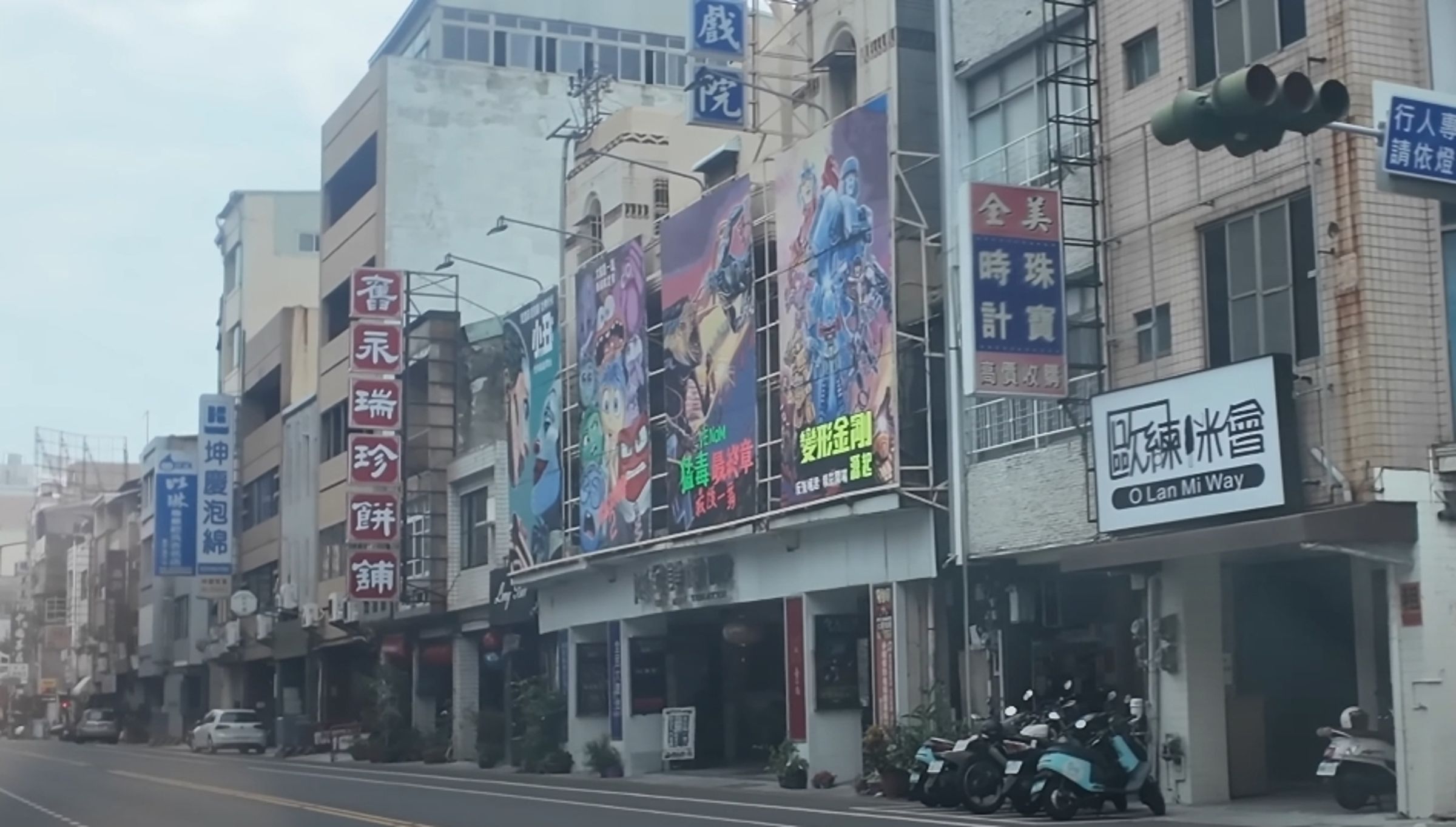 台南老字號的二輪片「全美戲院」,是國內僅存採用手繪看板的電影院,如今在開業75週年前夕宣布即將熄燈。(翻攝自YT)