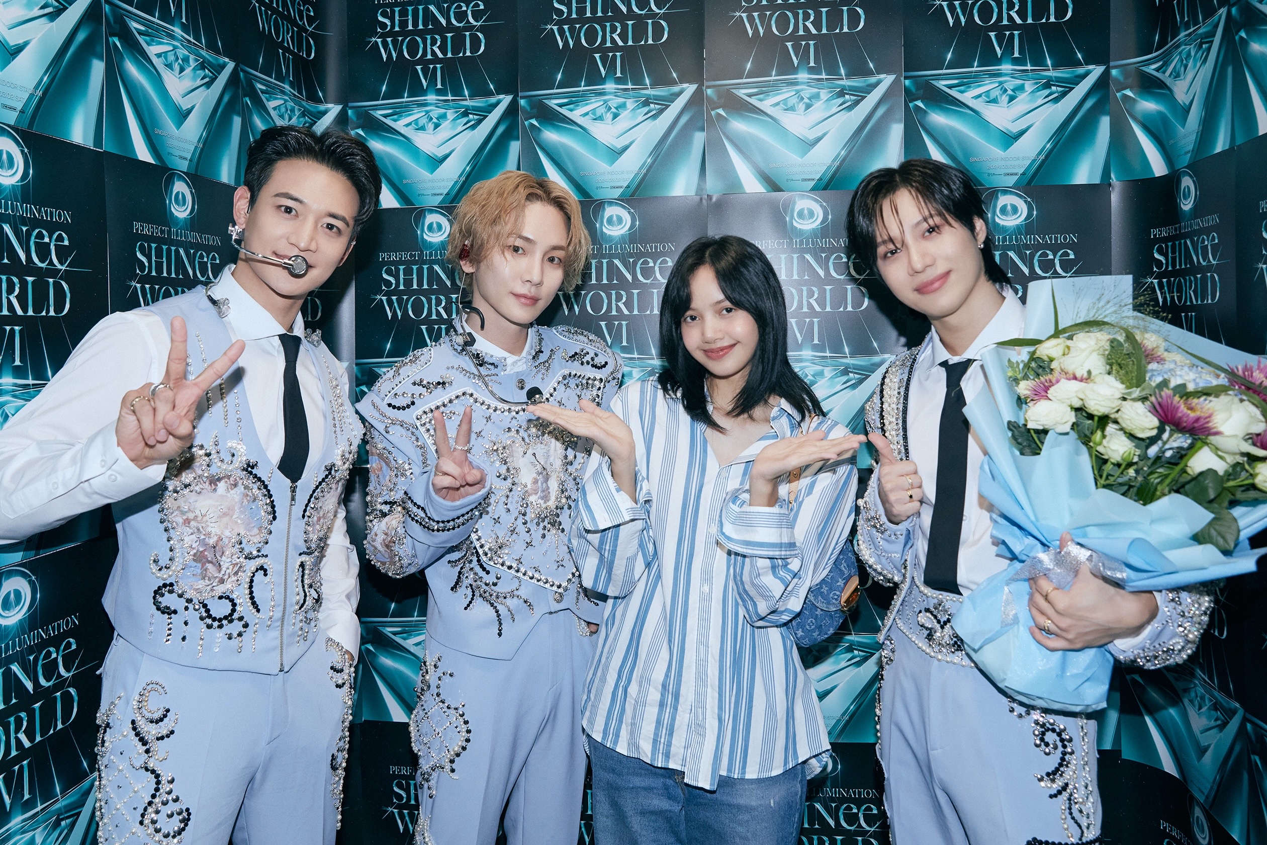 SHINee仍在進行《PERFECT ILLUMINATION》演唱會巡演,溫流因健康因素不參加,日前Lisa赴新加坡場與SHINee後台合照引網友討論。(翻攝SHINee X)