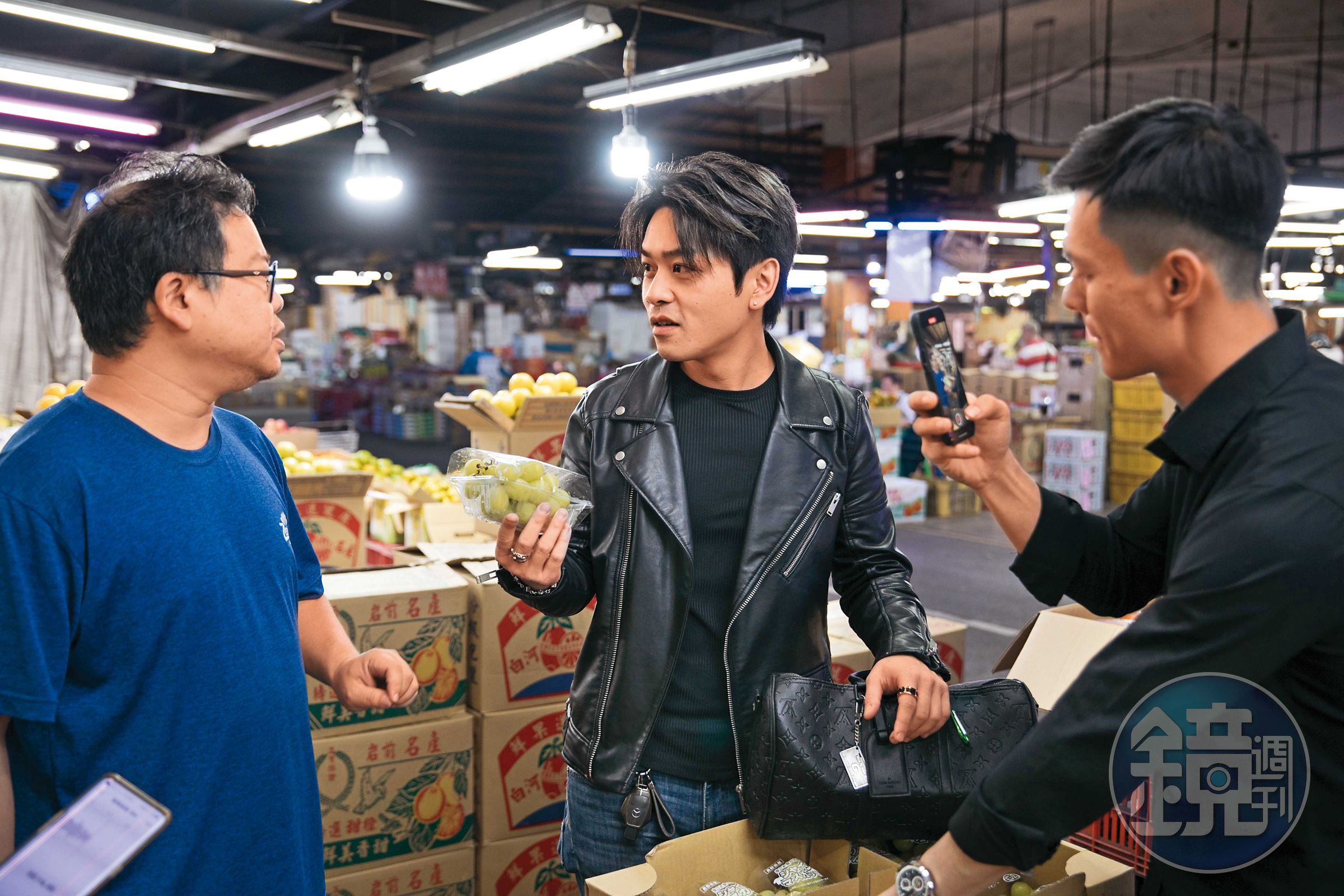 為了截貨，李祖恩（中）凌晨3點就到新北三重果菜市場挑水果，他表示現在氣候變遷下，水果品質不是那麼穩定，只有親挑、試吃才能拿到當季最好的水果。