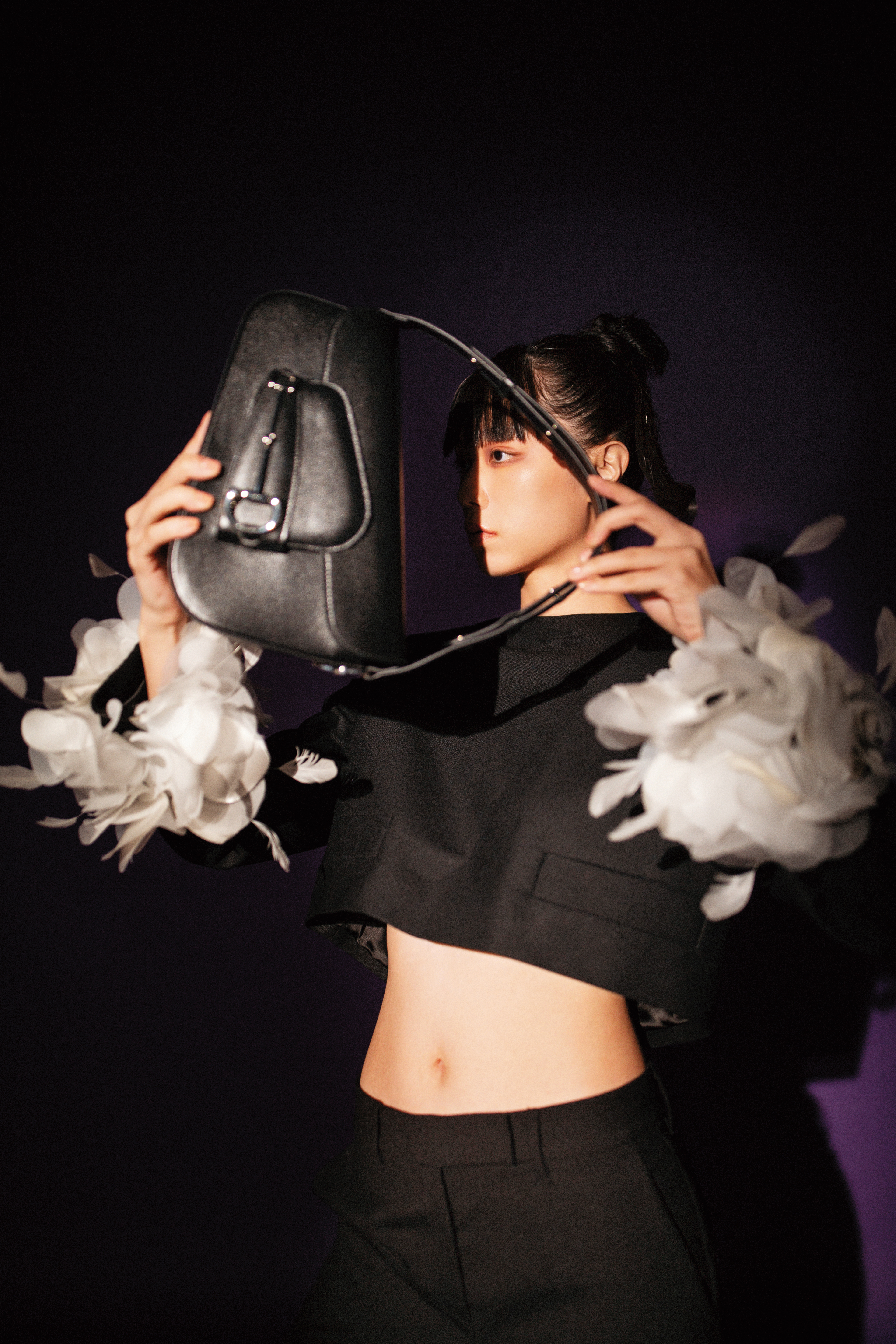 Horsebit 1955黑色怪奇包 NT$107,300 by GUCCI；羽毛綴飾羊毛夾克 價格未定 by PRADA；黑色羊毛長褲 NT$62,000 by PRADA。