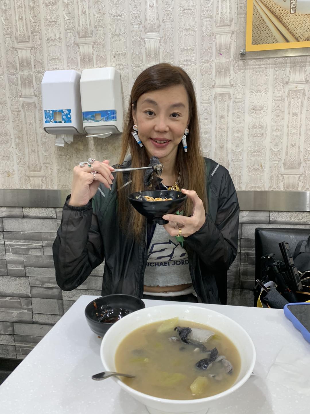 法拉利姊為了打賞，墳墓、寺廟、魚池都能跑去唱歌。（翻攝自法拉利姊臉書）