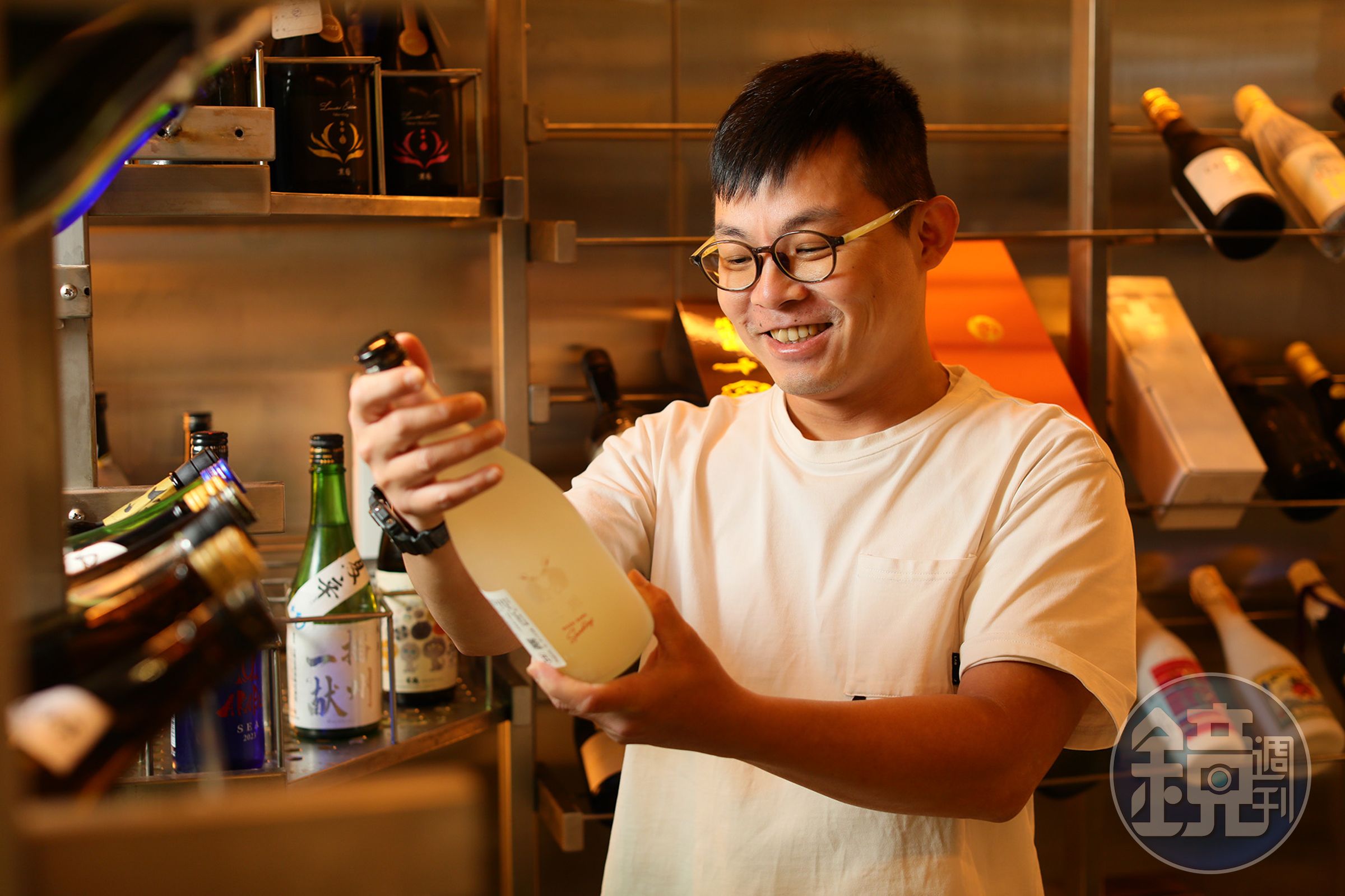 「SAKEBONO」駐店唎酒師劉偉凱，為客人量身推薦適合的銘柄。