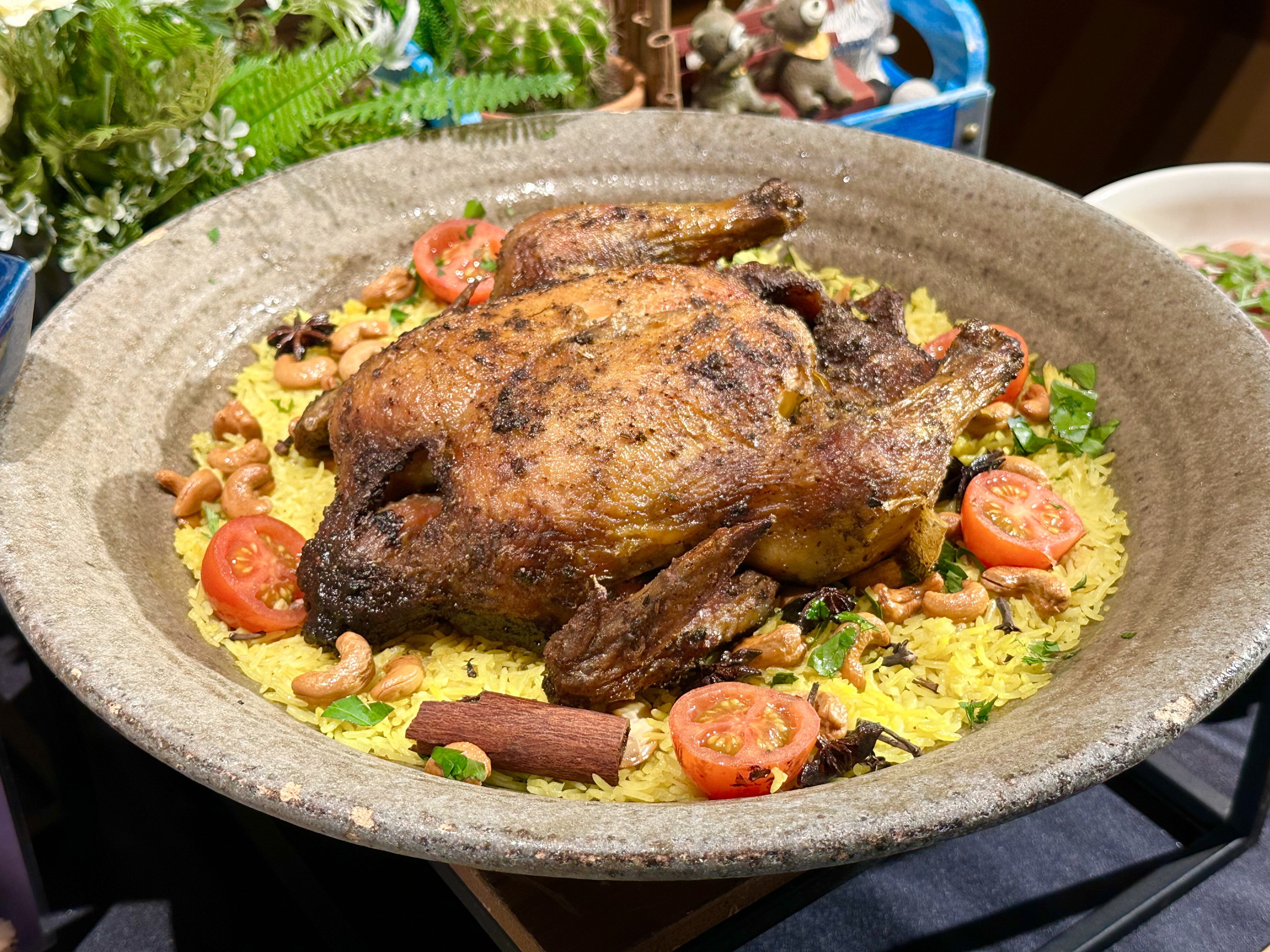 「阿拉伯式香料烤全雞」在雞肚裡塞進大量蔬菜和辛香料，讓雞肉吸附豐厚香氣。