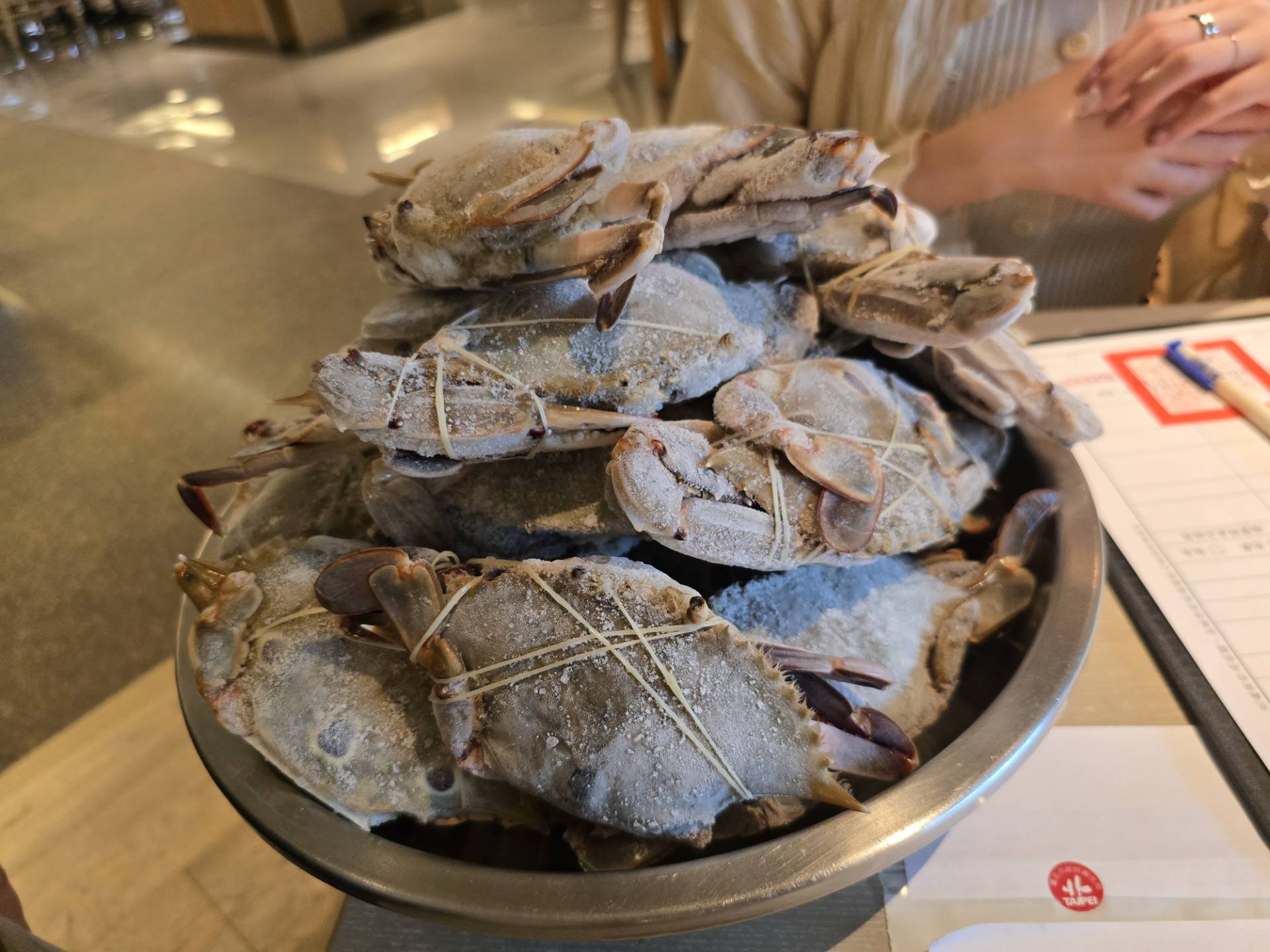 遠東Café自助餐廳的三點蟹被檢出重金屬鎘。（台北市衛生局提供）