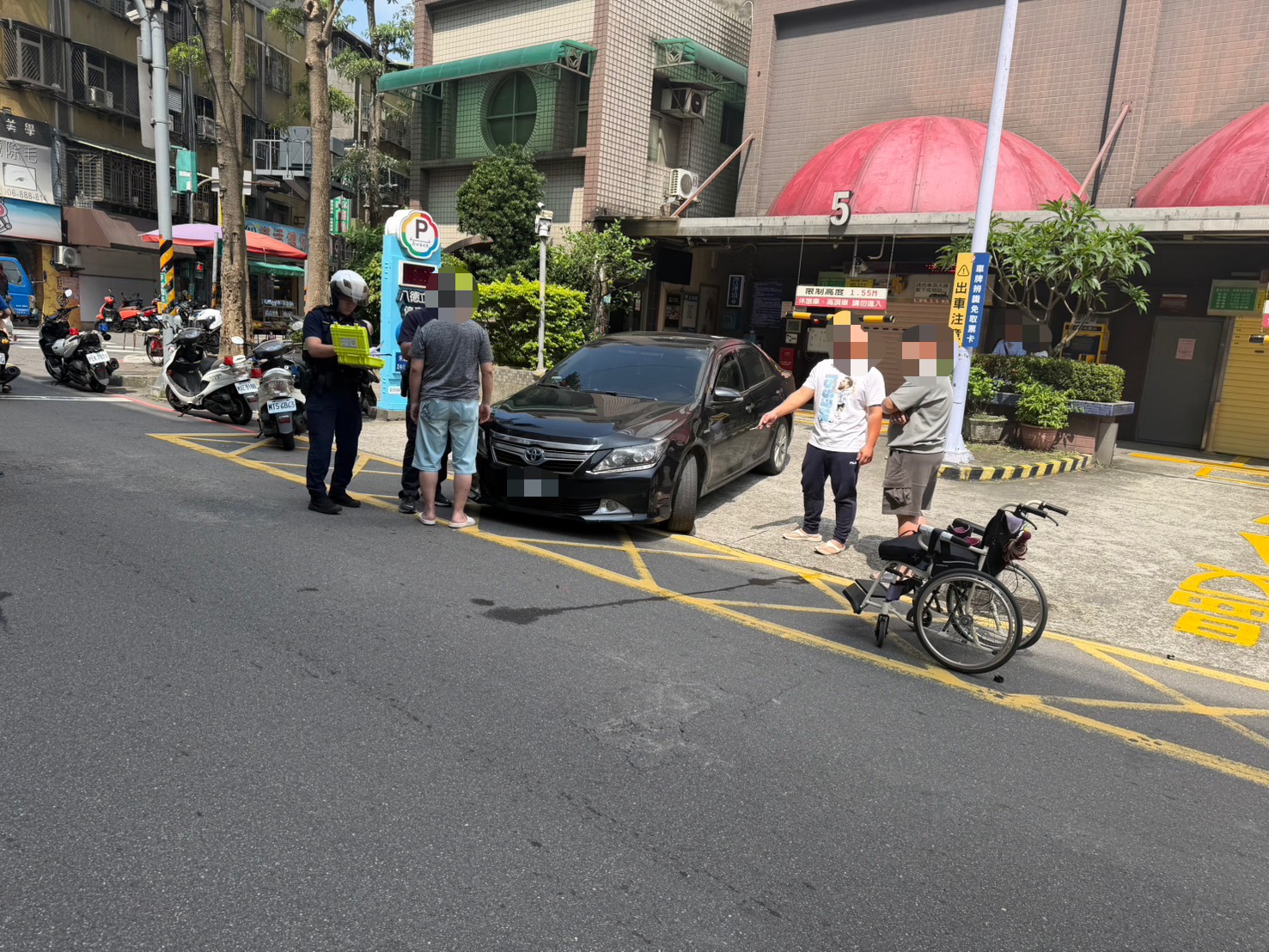 黑色轎車駛出立體停車場撞倒輪椅，陳姓駕駛供稱，因注意對向來車，未注意車前狀況釀禍。（翻攝畫面）