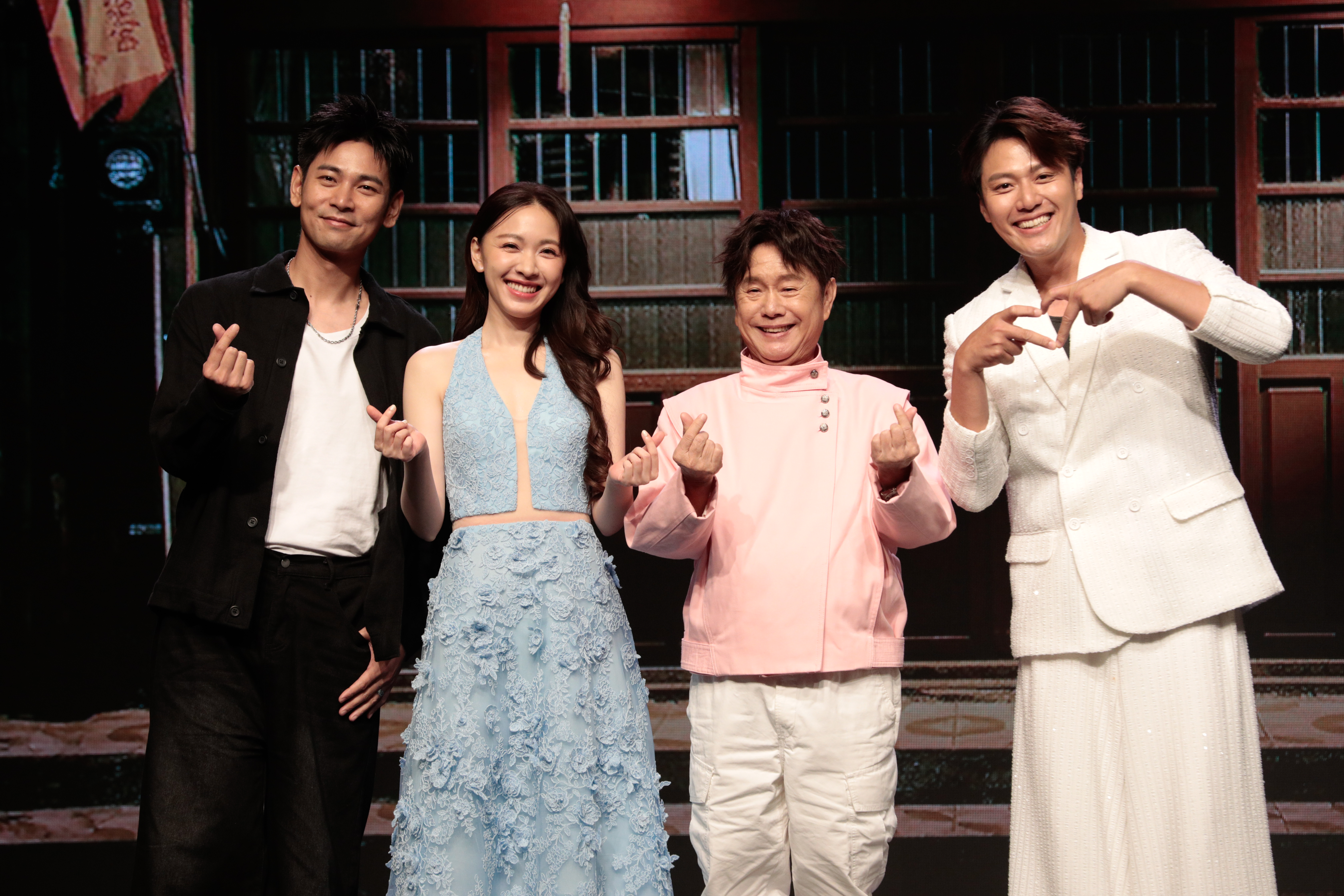 黃西田(右二)和楊子儀、林玟誼、張睿家合作愉快。