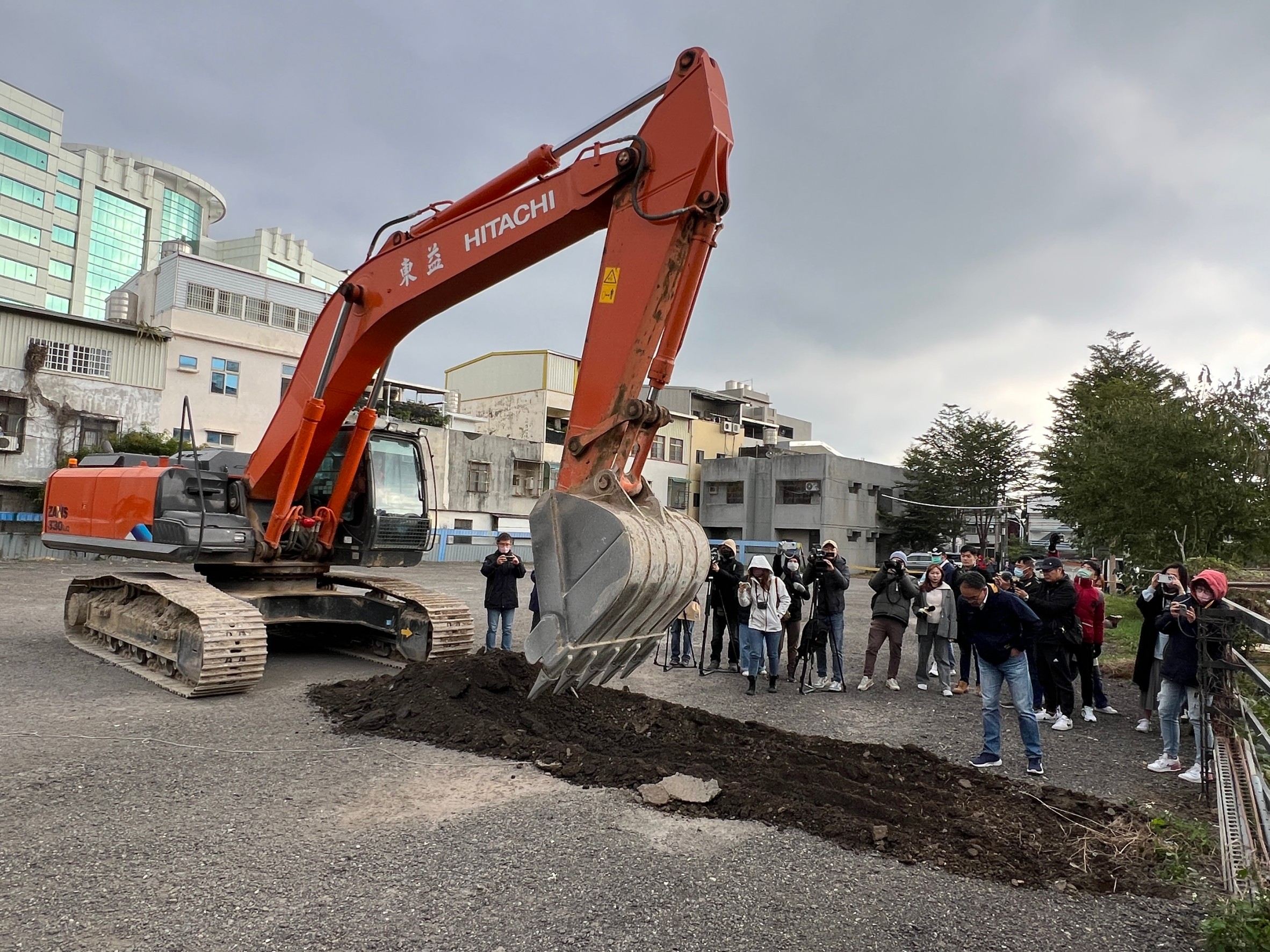 民眾黨總統候選人柯文哲違規的新竹農地，今（22日）怪手等大型機具進駐現場，開始施工開挖刨除。