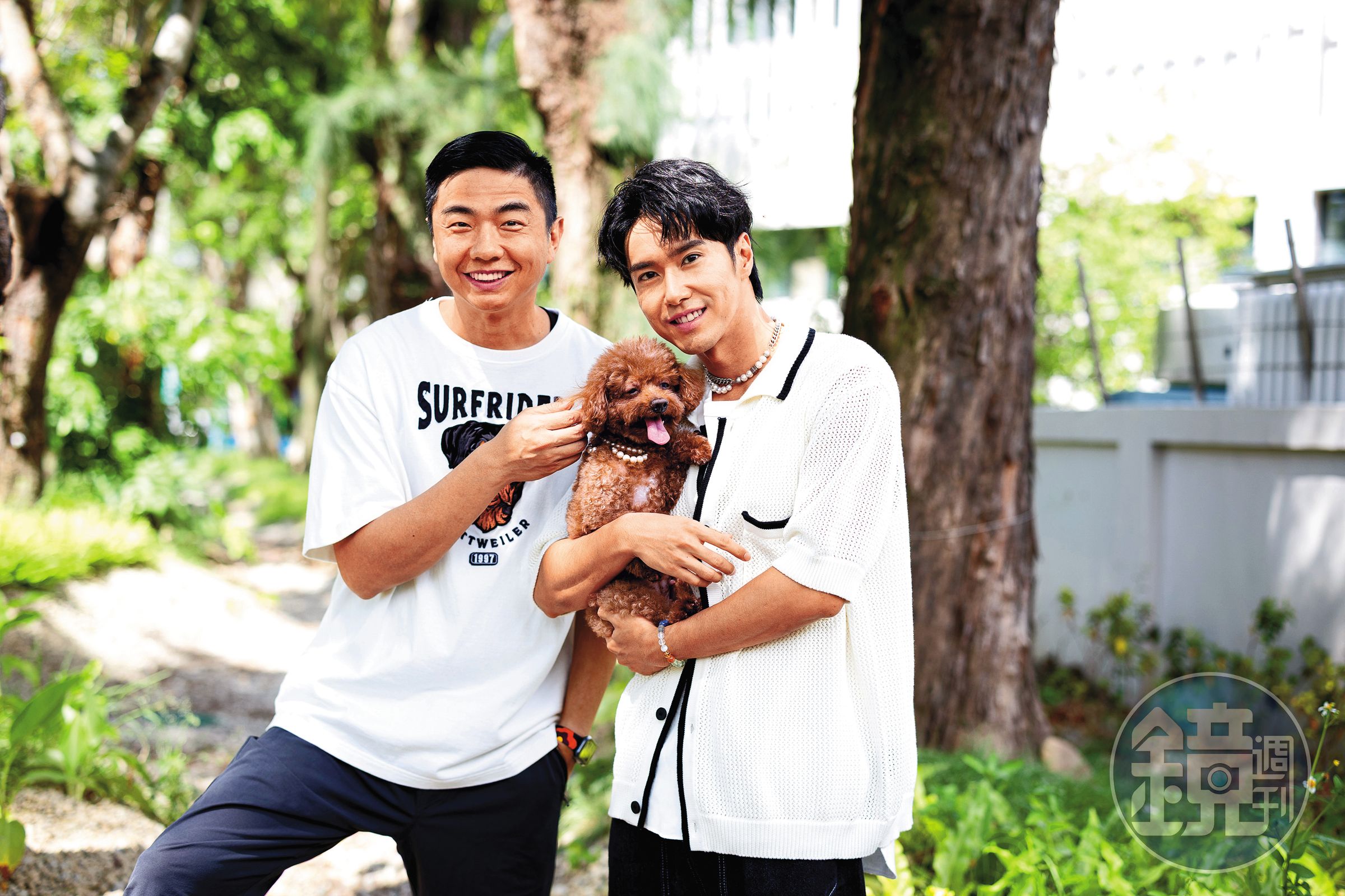 洪浩竣(右)帶13歲的老貴賓犬妞妞來到熊爸教室,想問熊爸(左)如何照顧老狗。