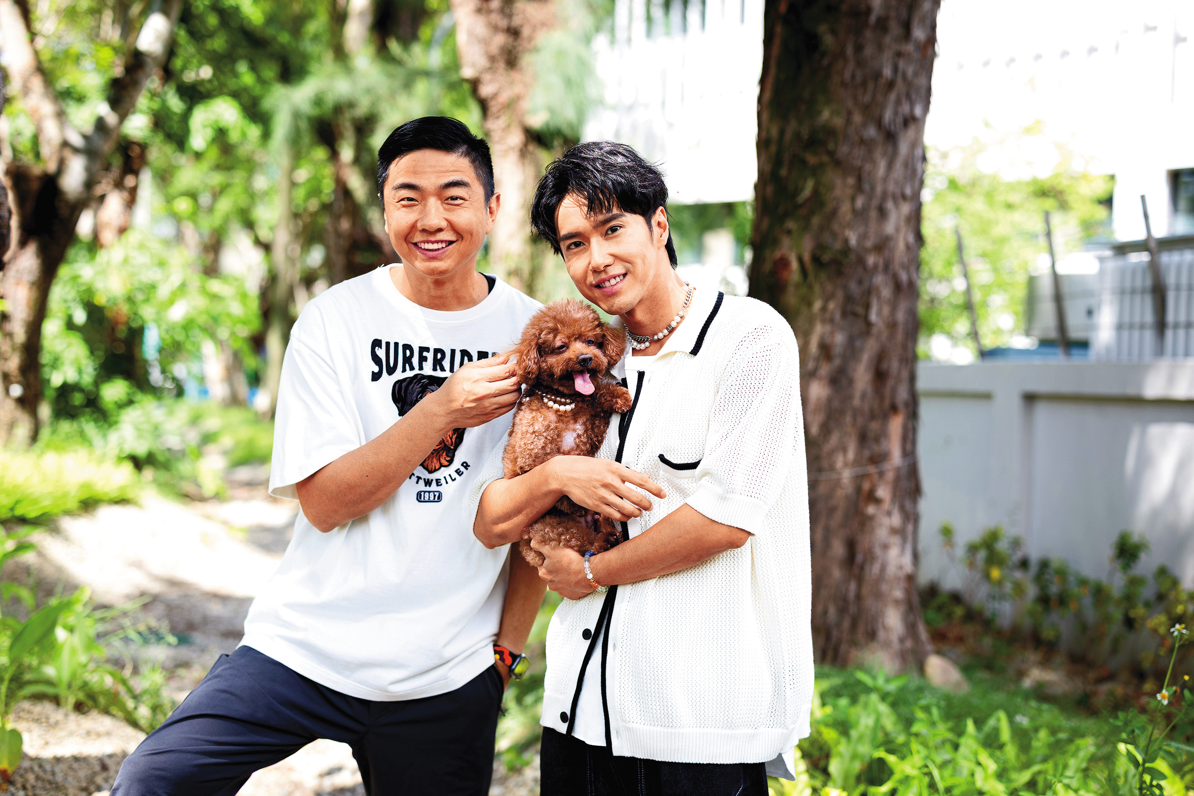 洪浩竣（右）帶13歲的老貴賓犬妞妞來到熊爸教室，想問熊爸（左）如何照顧老狗。