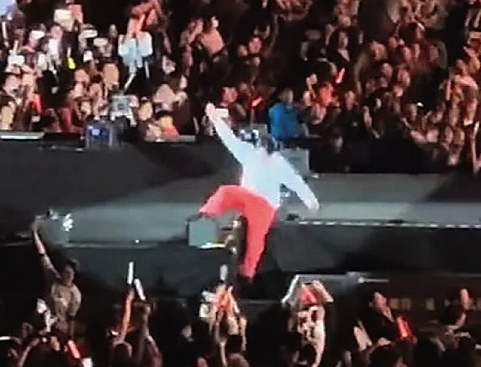 楊宗緯8月時在中國大陸西寧舉行演唱會，不慎摔落2公尺高舞台，休養停工至今。（翻攝自微博）