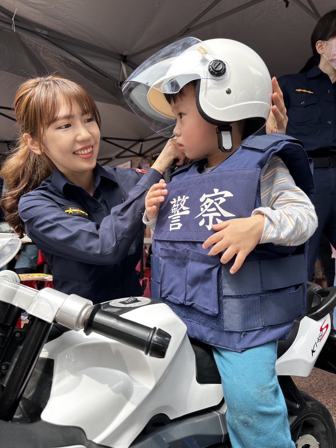 活場現場準備小小警察制服、防彈背心、小型警用機車,讓小朋友化身小小波麗士打擊犯罪。(新北市警局提供)