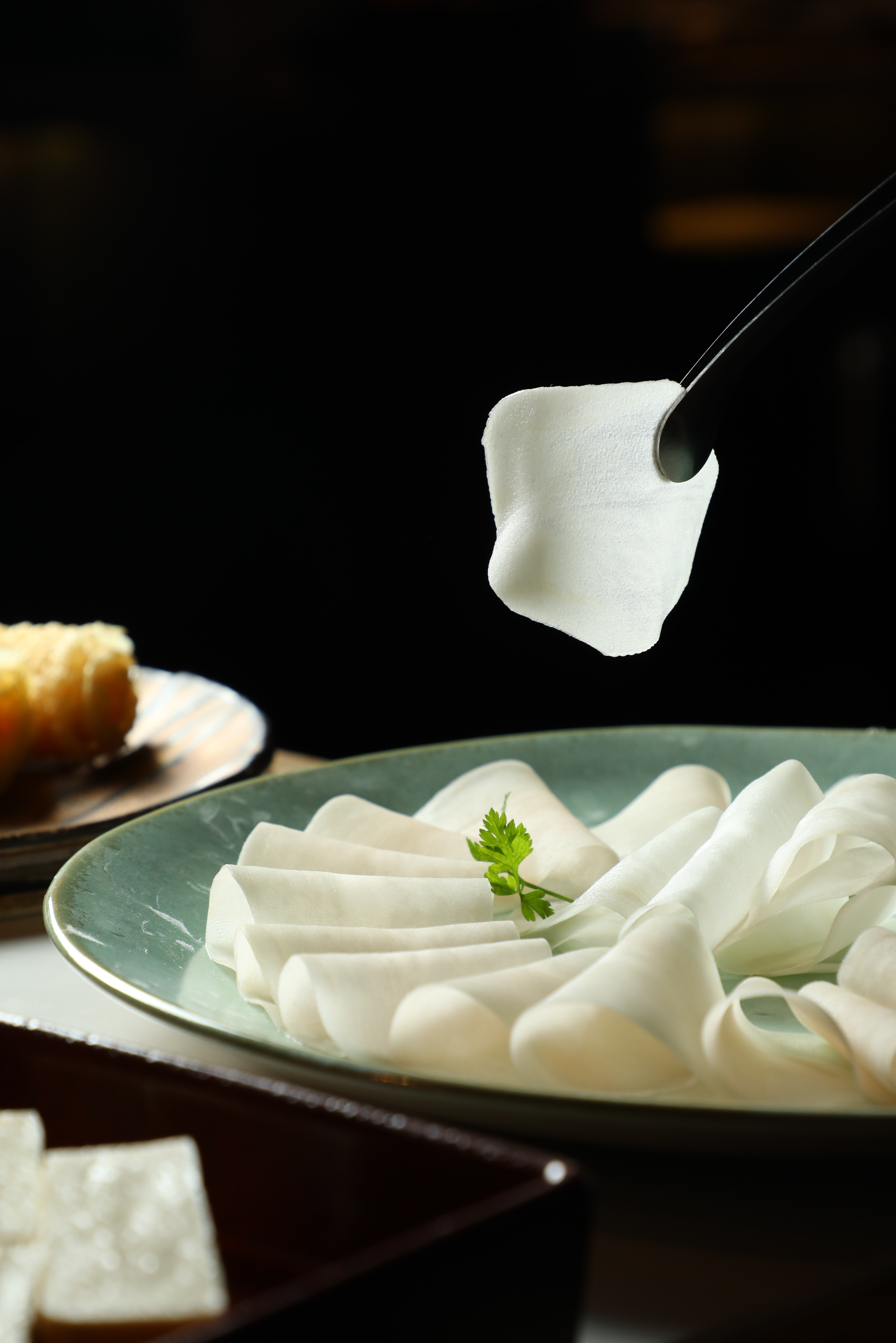 土豆片切得薄透，涮幾秒鐘就可入口，爽脆夠味。（88元／份）