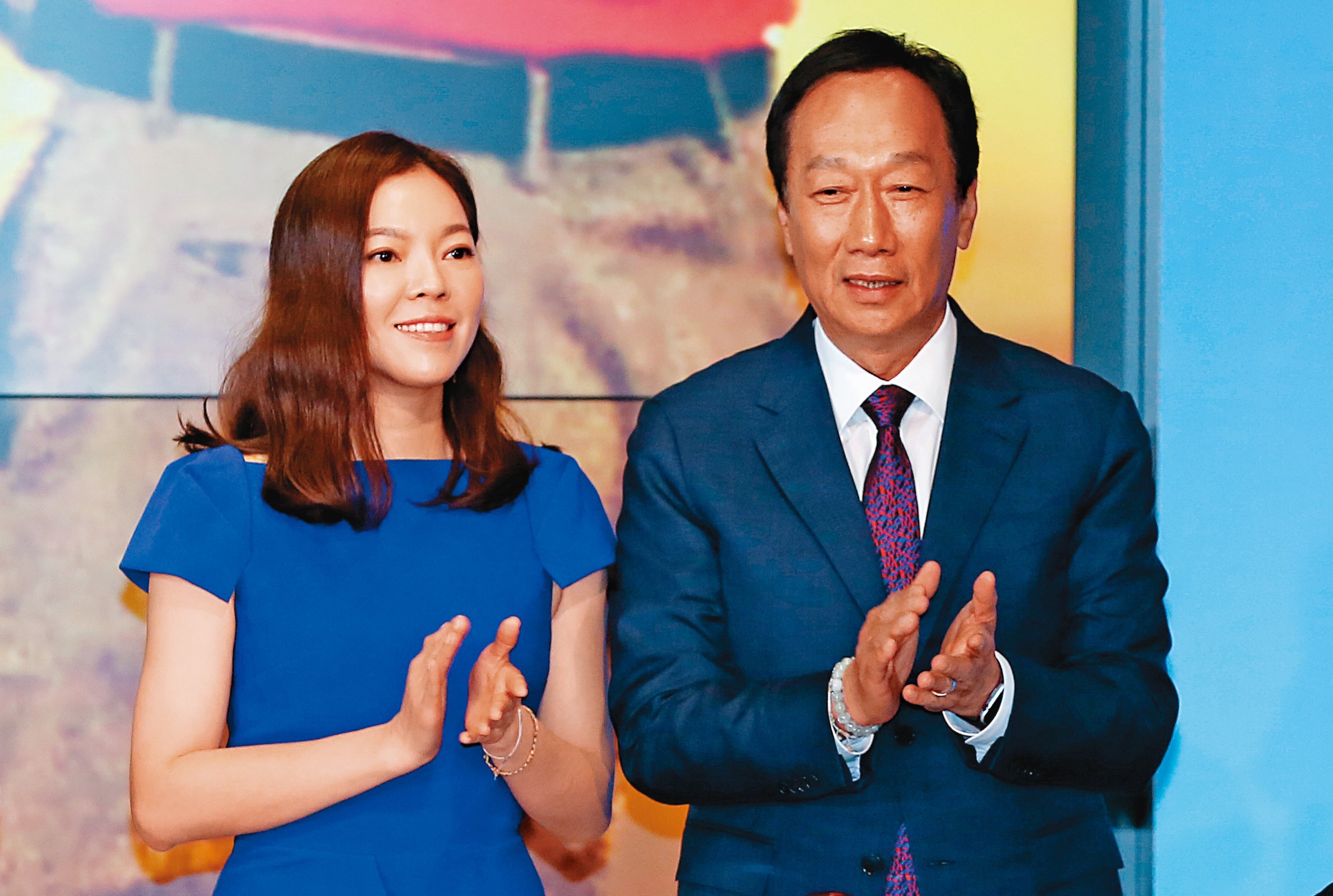 郭台銘（右）以153億美元（約新台幣4,872億元）身家，重返台灣首富寶座。左為郭台銘的妻子曾馨瑩。（本刊資料照）