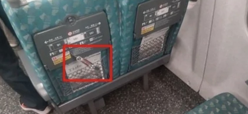 匕首直直插入餐桌椅背。（警方提供）