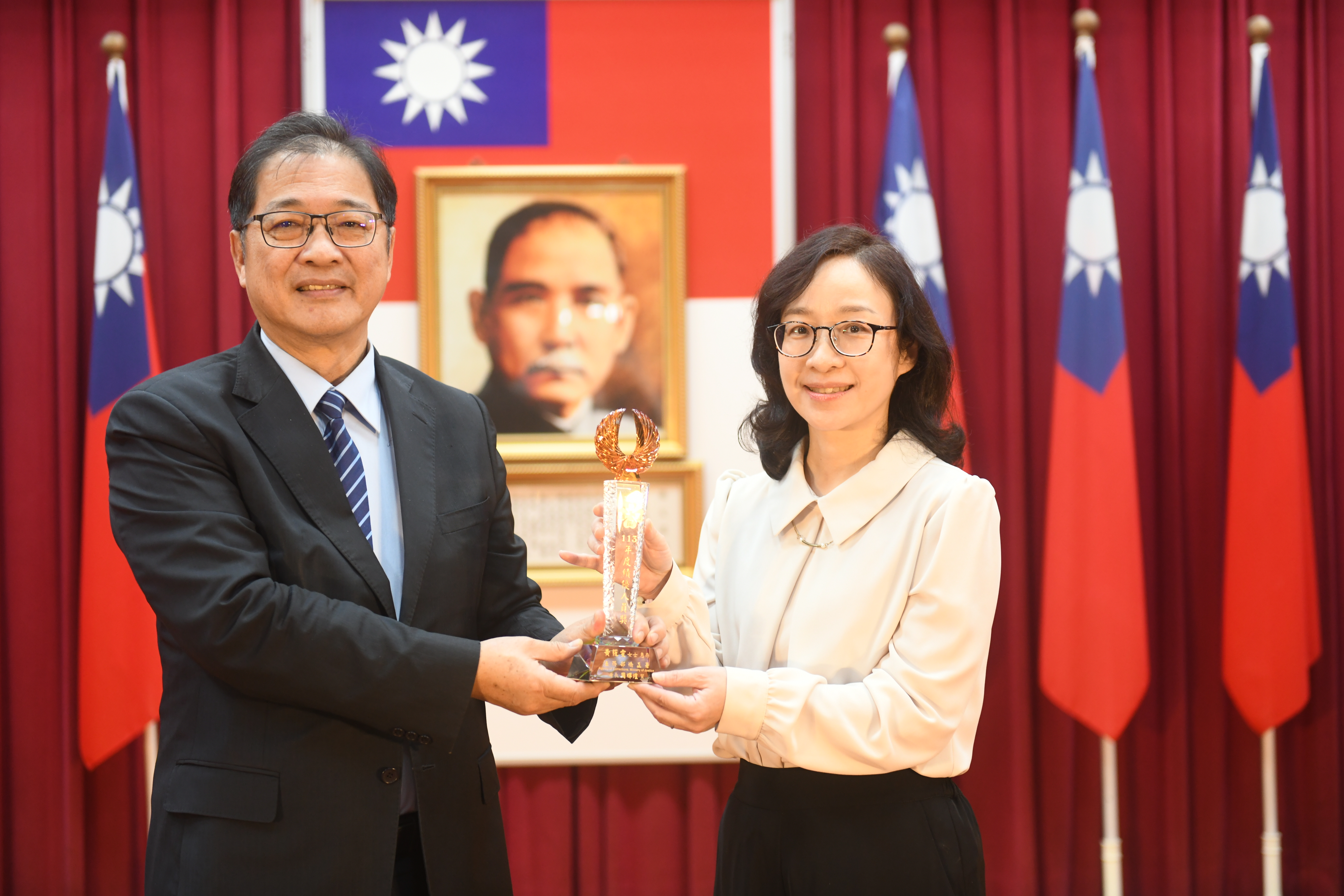 矯正署審核出獲獎的同仁、志工及廠商，並由法務部長鄭銘謙親自頒獎。（矯正署提供）