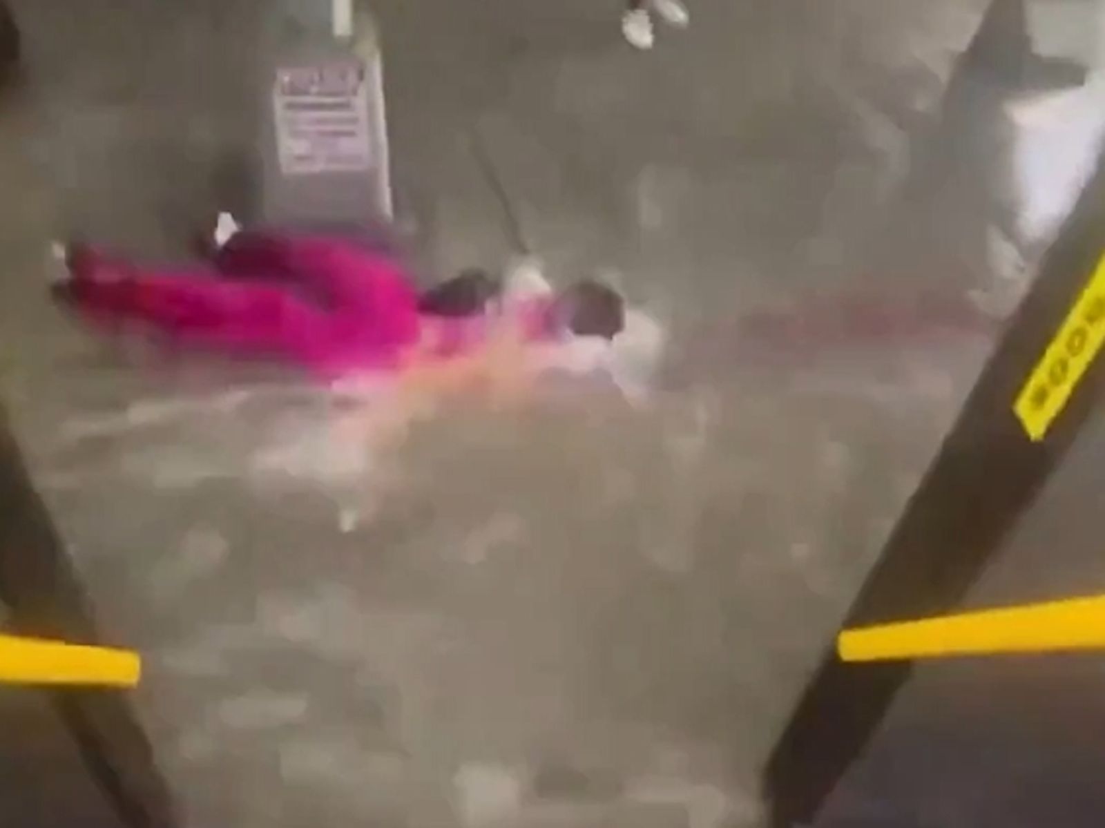 有片/狂雨轟炸紐約!公車驚變孤島 女乘客剛下車秒被急流沖走