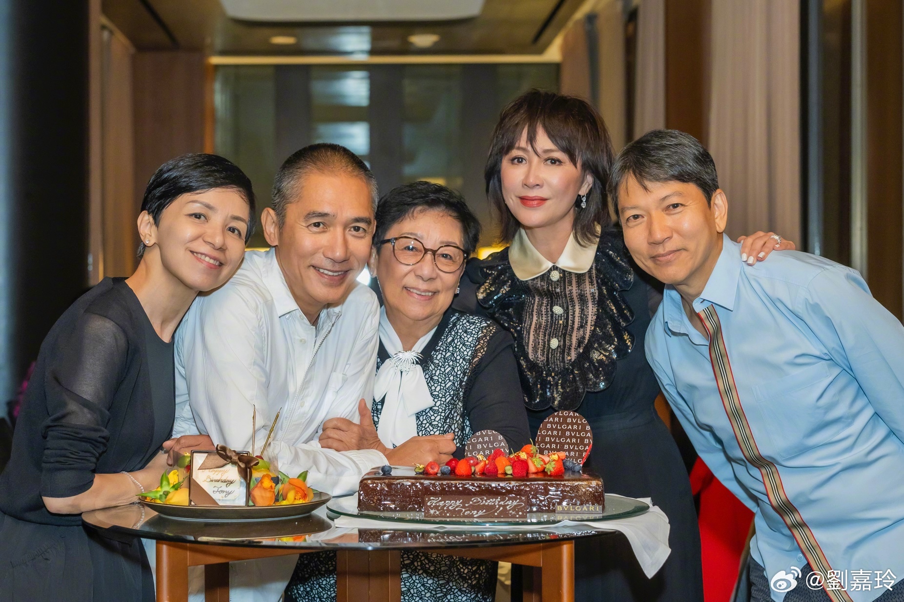 難得劉嘉玲曬出婆家人的全家福照片,梁妹妹看起來與哥哥長得不是那麼相似。(劉嘉玲微博)