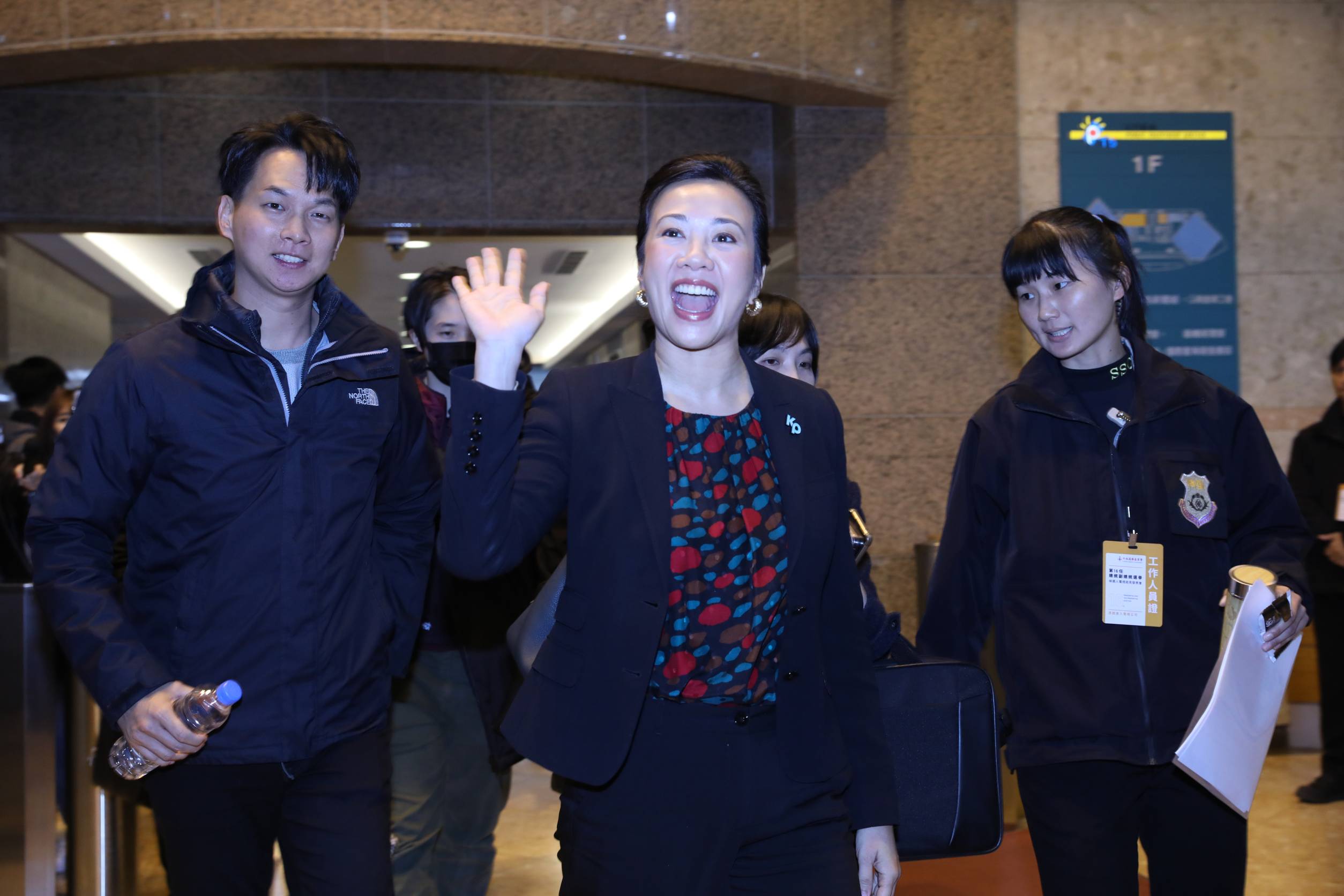 吳欣盈近日在政見發表會上說出的「小時候都喝Johnnie Walker」成為迷因，不過卻也意外引發身分認同爭議。