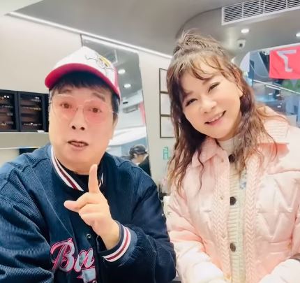 曹西平猝逝，龍千玉今赴靈堂悼念淚崩「謝謝在我最無助時當我靠山。（翻攝曹西平的粉絲愛團 臉書）
