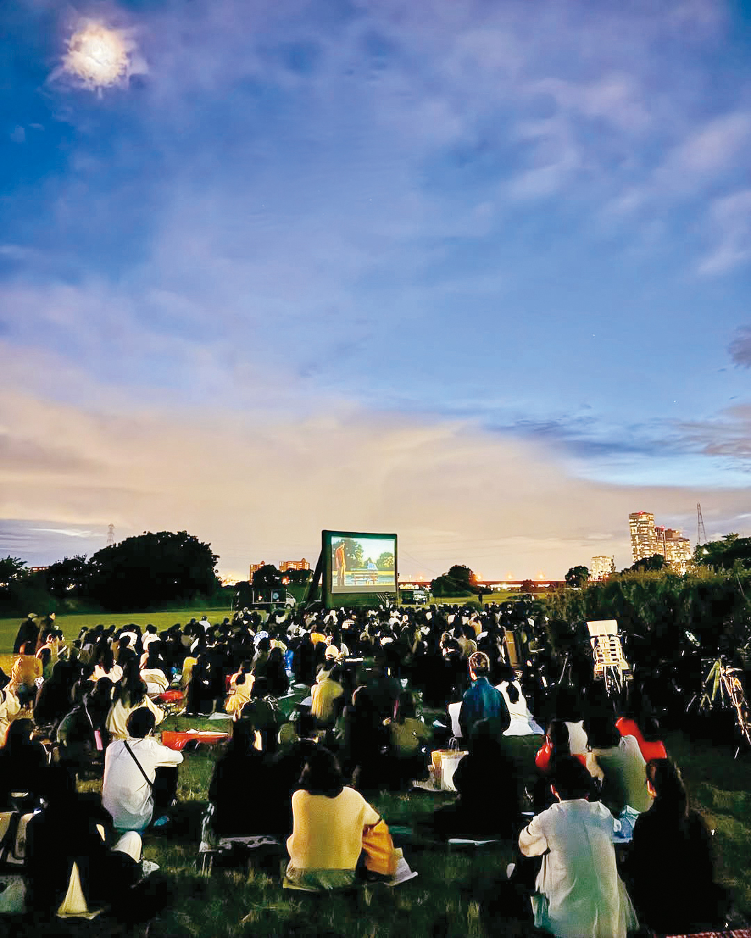 《長椅小情歌》在當初拍攝地點舉辦戶外映演活動，吸引許多觀眾前往。（翻攝自奧山由之IG）