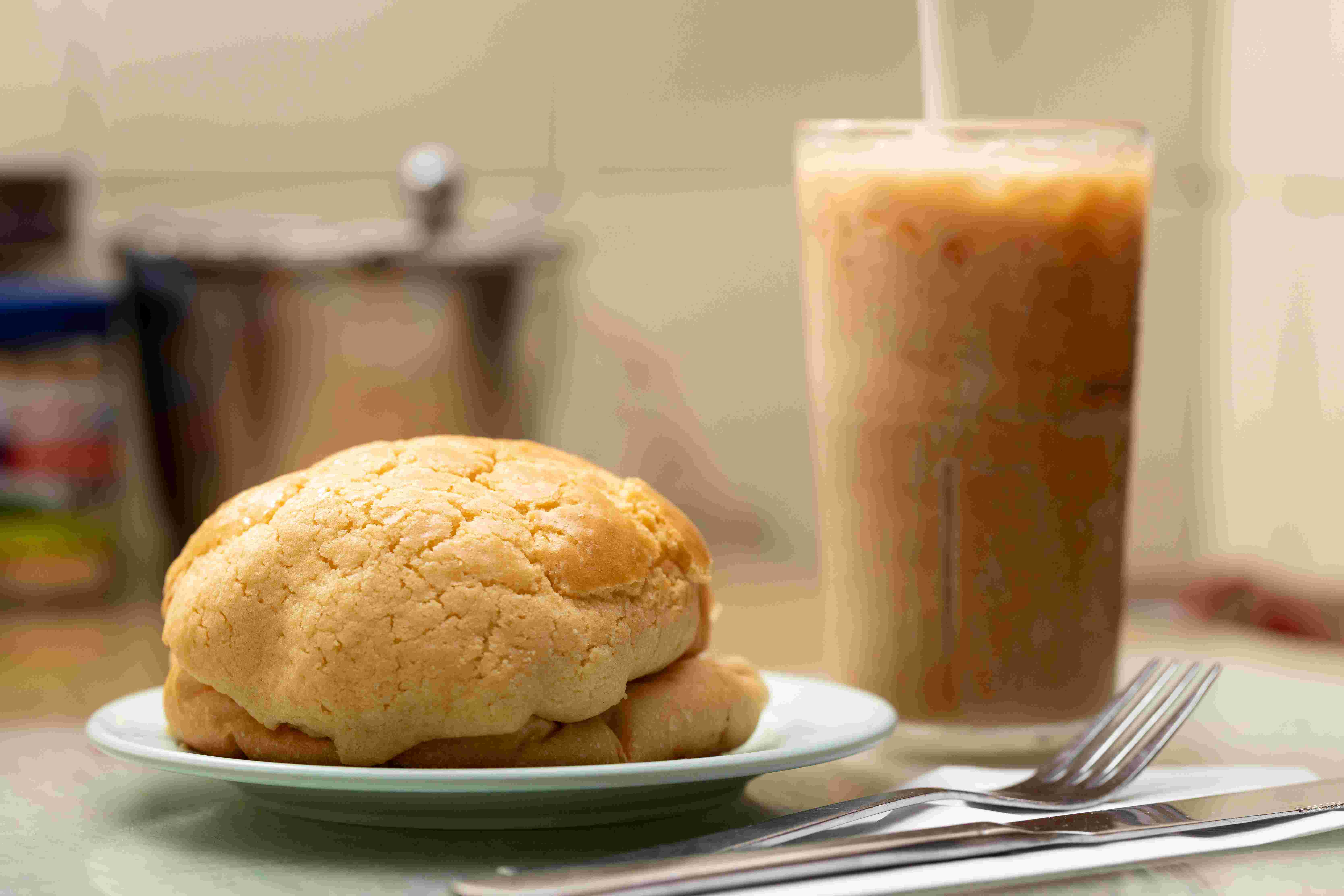 樸素的「菠蘿包」沒有過多油脂，反而越吃越涮嘴，搭配「凍奶茶」剛剛好。（下午茶套餐，港幣32元／份，約NT$130）