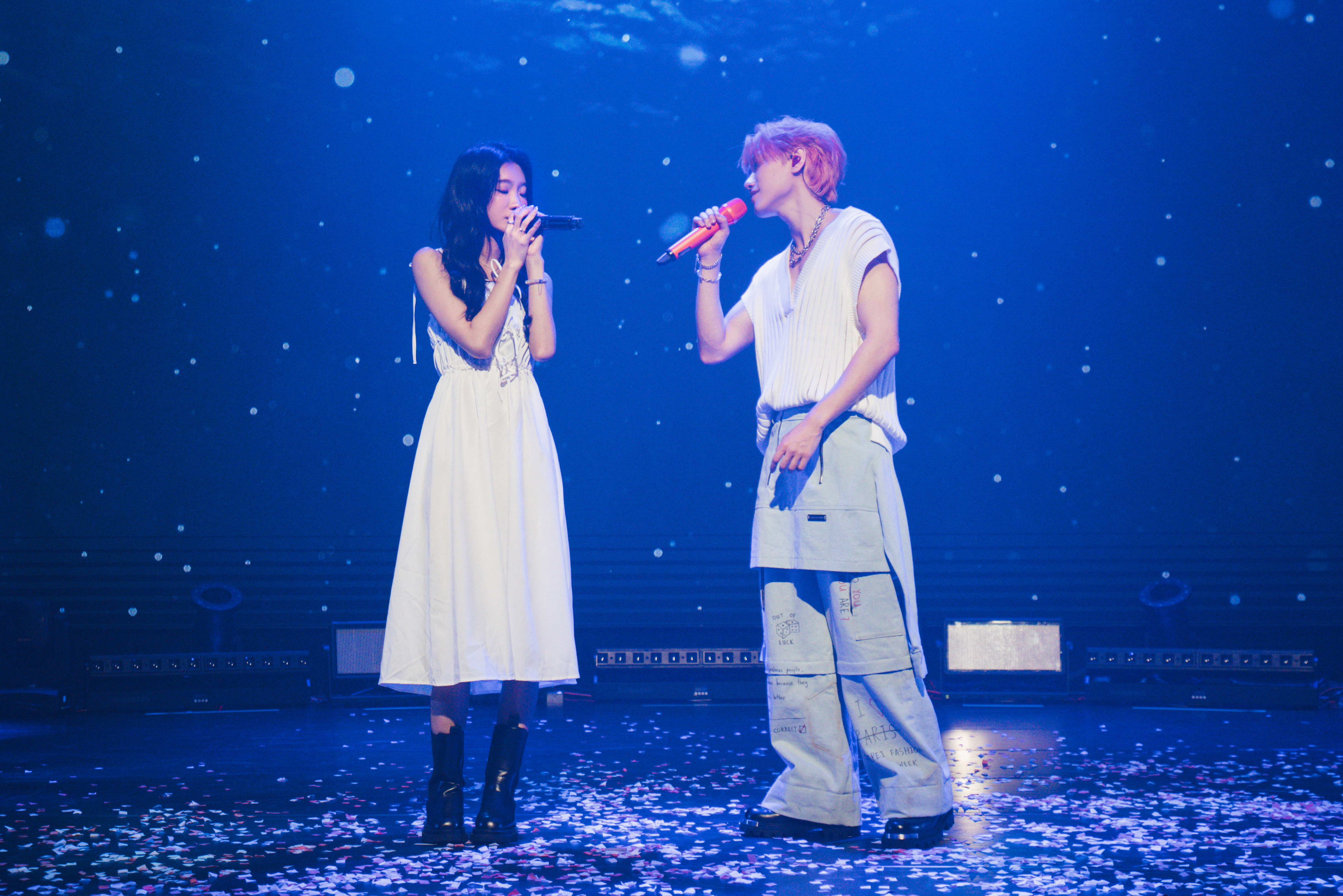 陳華力挺好友邱宇辰合唱〈想和你看五月的晚霞〉。（百鴻揚娛樂提供）