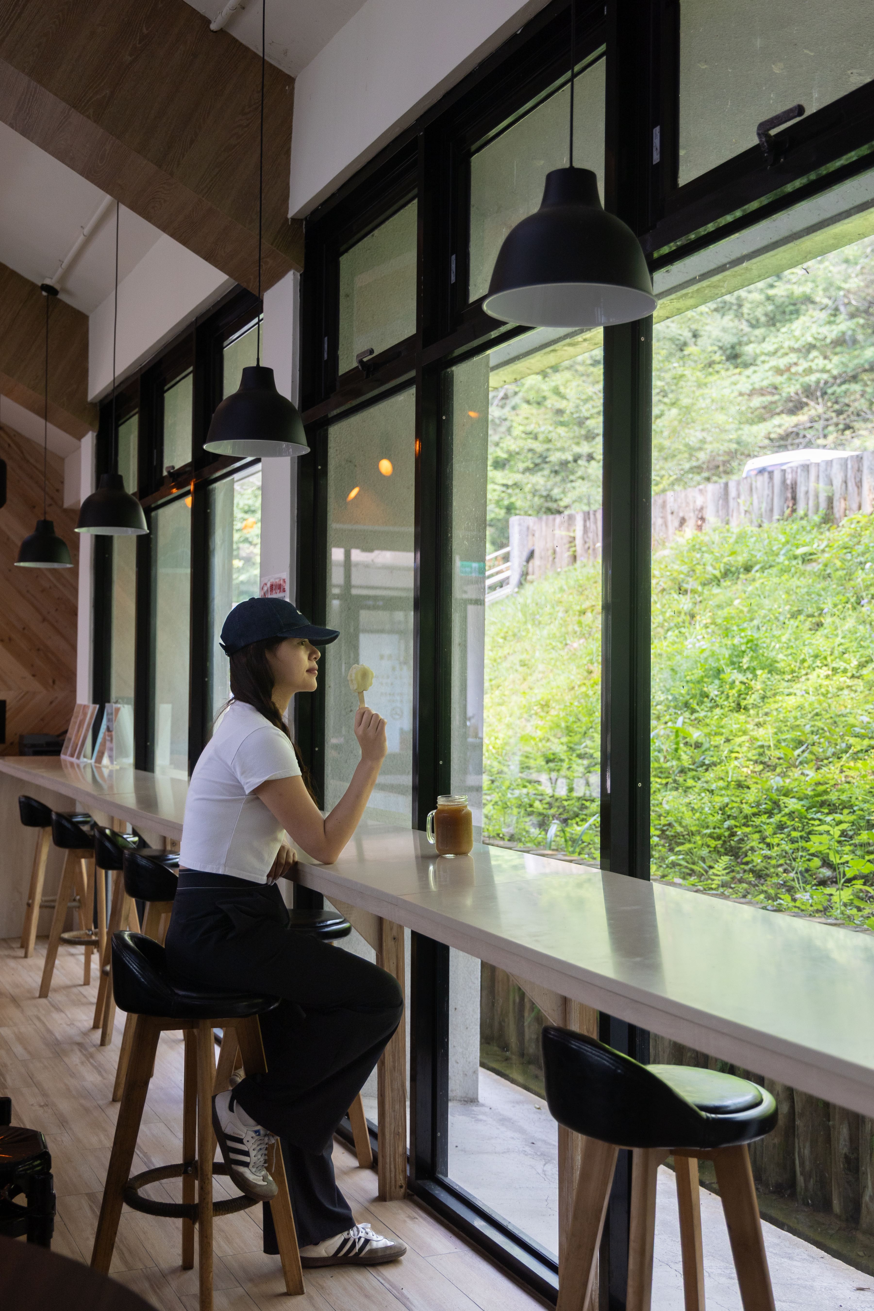 下山後在東眼山國家森林遊樂區補充能量,來杯飲料、吃支冰棒賞風景。