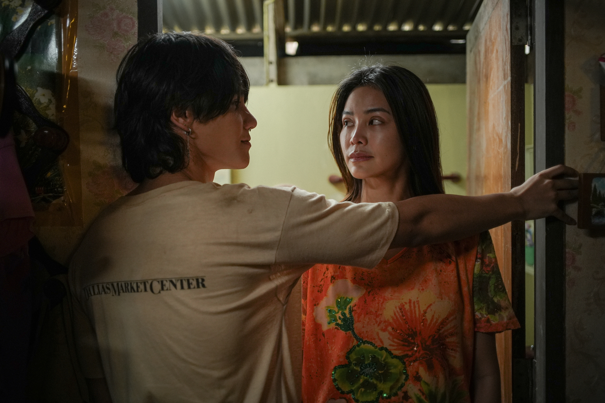 英法瓦拉哈飾演爭奪羅杰夫財產的威脅者之一。(Catchplay提供)