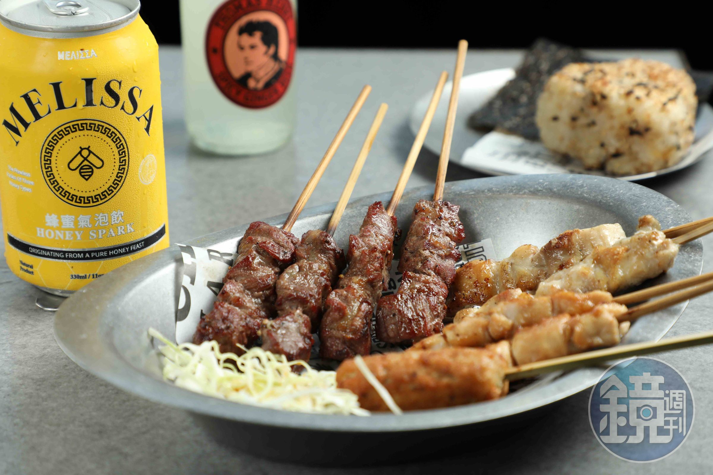 點「牛腰」（左，260元／4串，）與「土雞三拼」（右，360元／5串）就可品嘗最經典的串燒滋味。