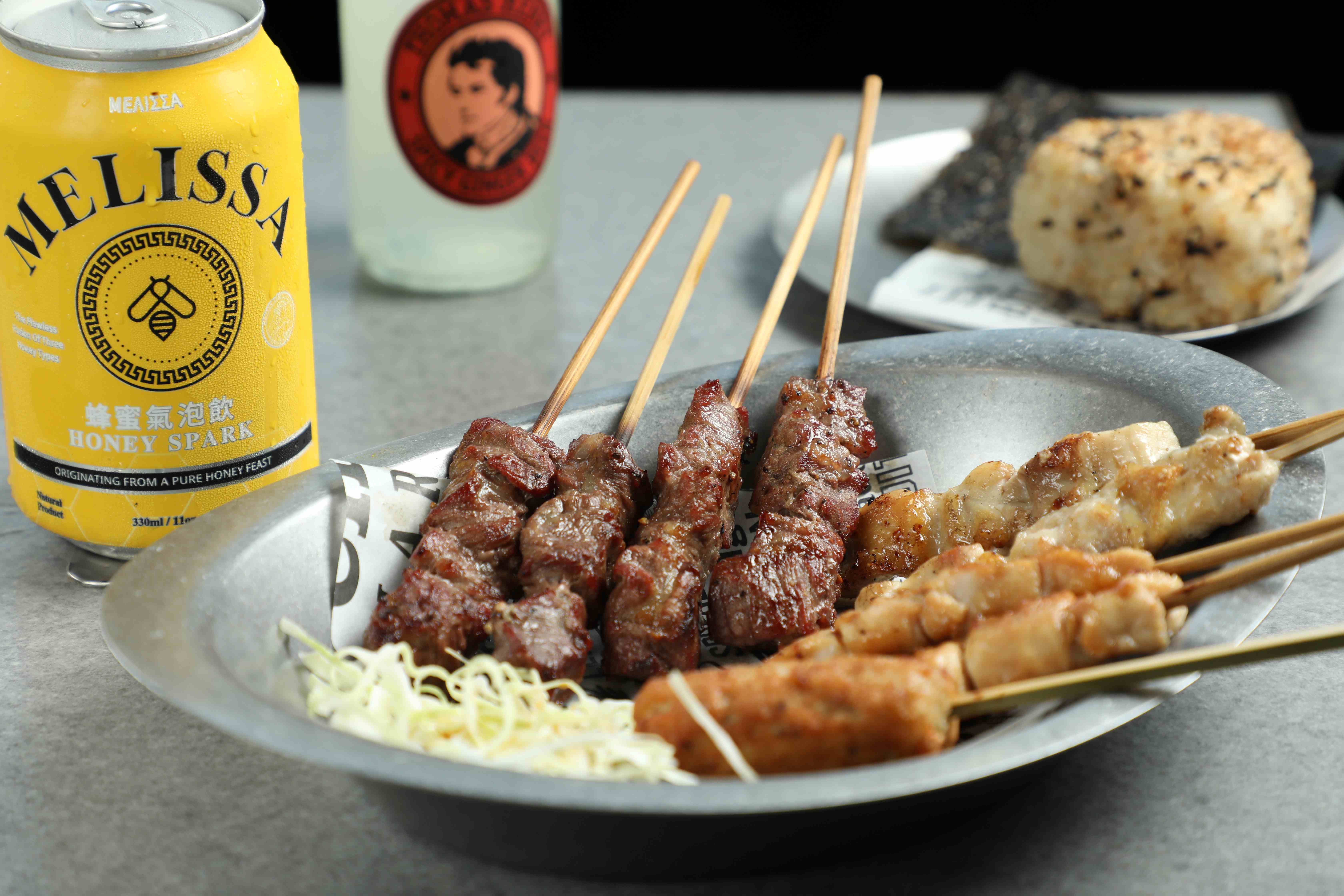 點「牛腰」(左,260元/4串,)與「土雞三拼」(右,360元/5串)就可品嘗最經典的串燒滋味。