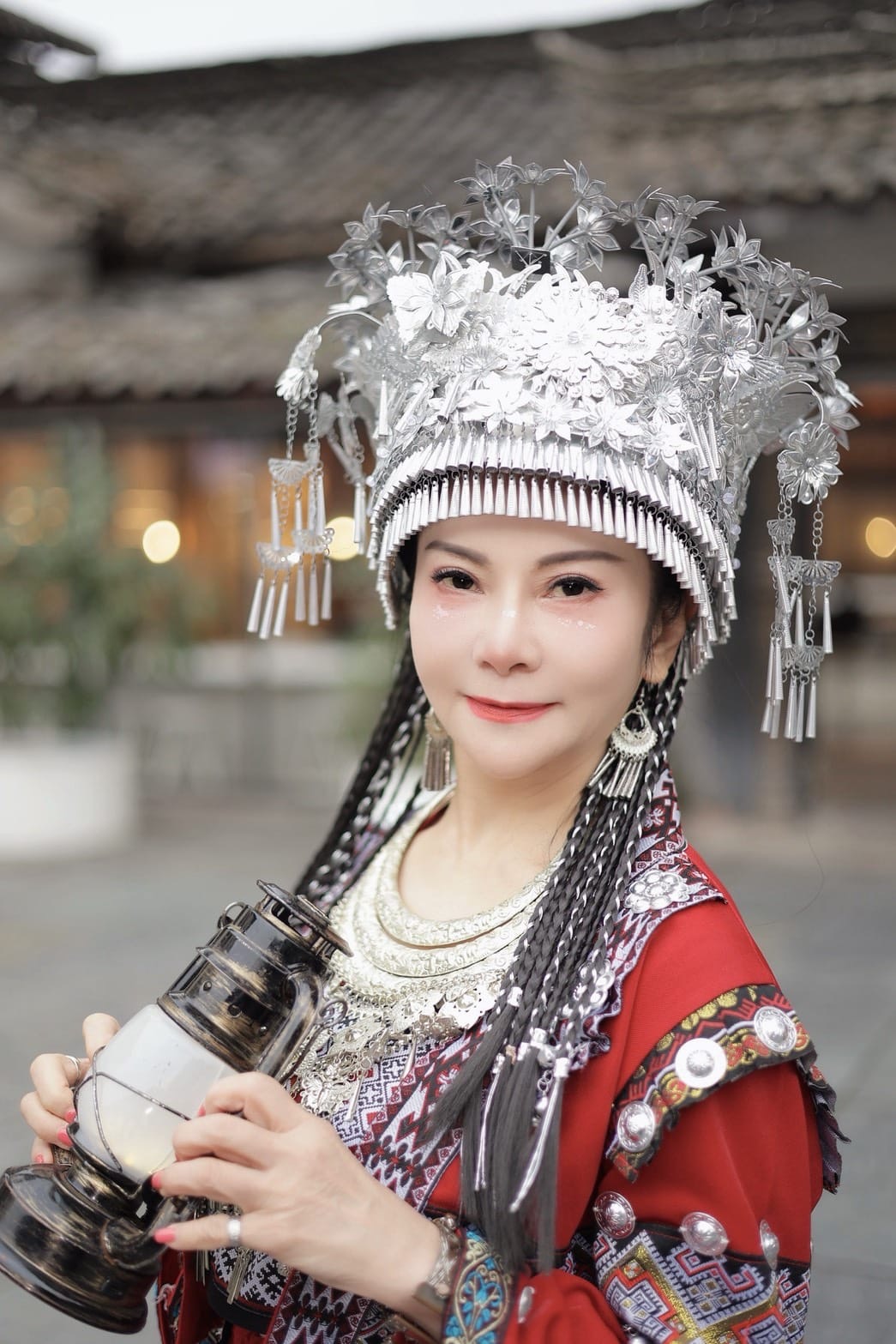旅日歌手蔣雪櫻近日推出全新媽祖主題曲〈光明的綻放〉。（圖／華煬娛樂提供）     
