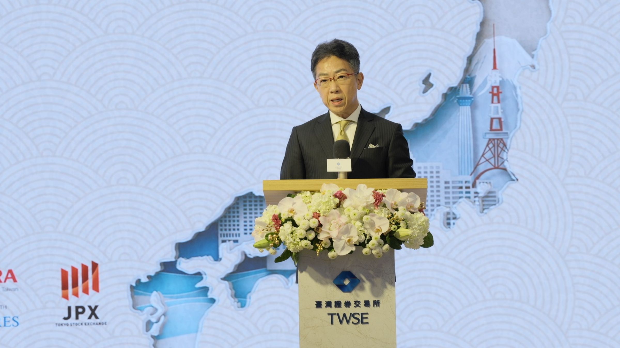 東京證券交易所 岩永守幸社長提到：「10年前臺日雙方就已經在探討彼此資本市場合作的可能性，這次ETF相互掛牌，是值得紀念的一天。」