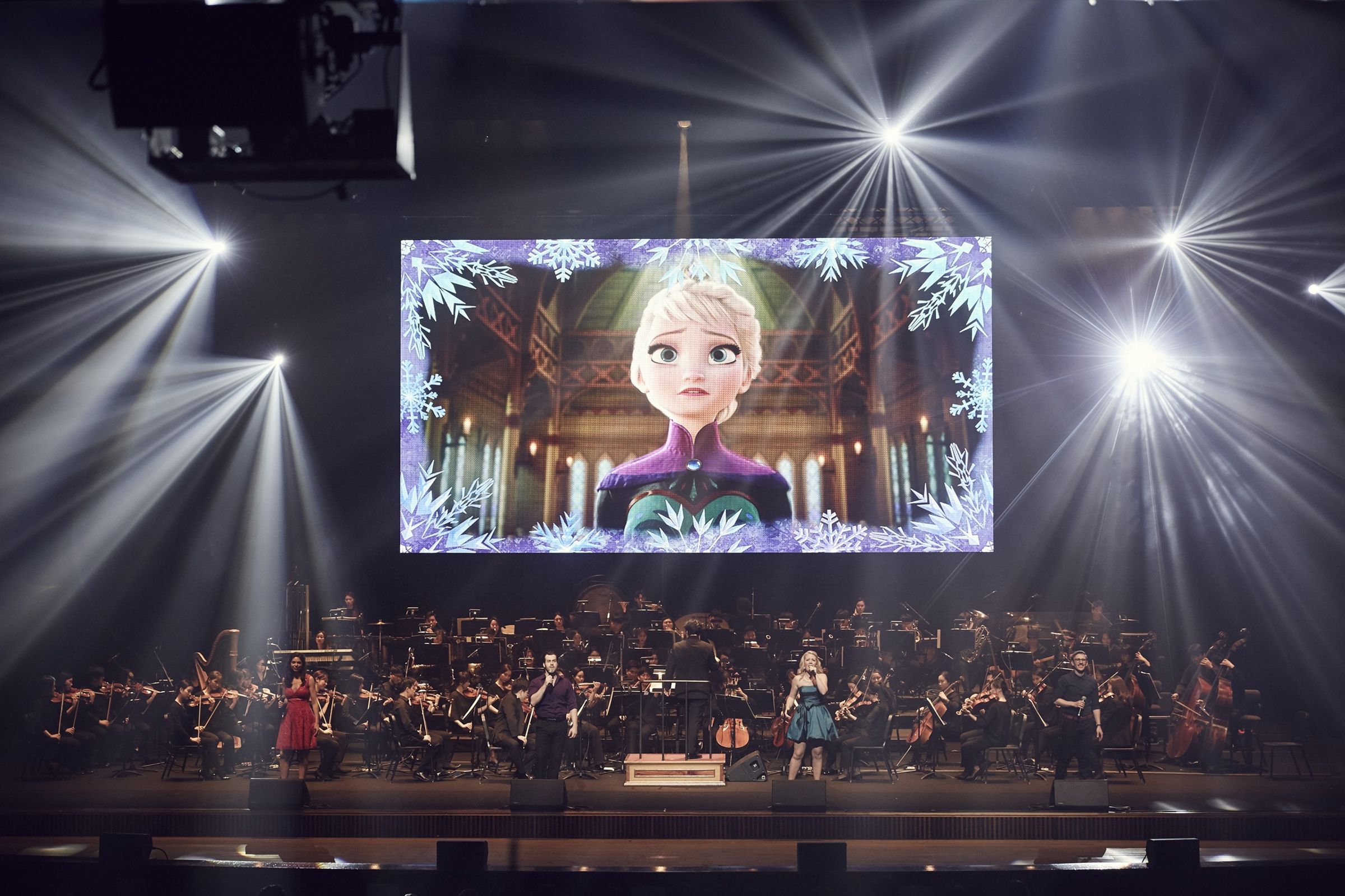 《Disney in Concert: Once Upon a Time》集結四位迪士尼官方百老匯歌手,攜手台北愛樂管弦樂團,現場演唱搭配經典動畫畫面,帶領觀眾重溫迪士尼童話世界。(全球音樂經紀有限公司 提供)
