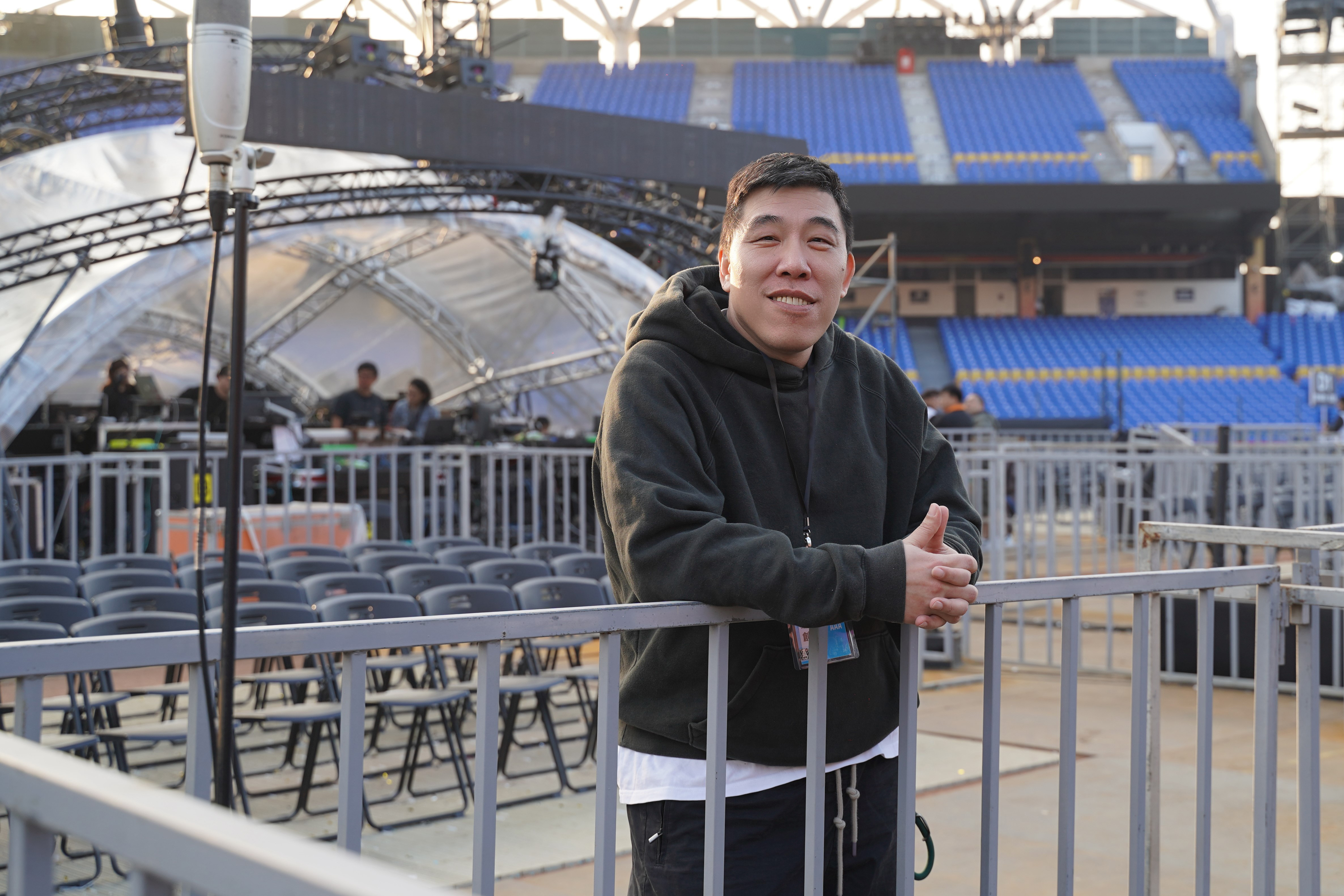 周佑洋率領的必應創造，是五月天等大牌歌手演唱會的御用團隊。20多年前他曾是五月天在滾石時期的電台宣傳，當時就建立了革命情感。