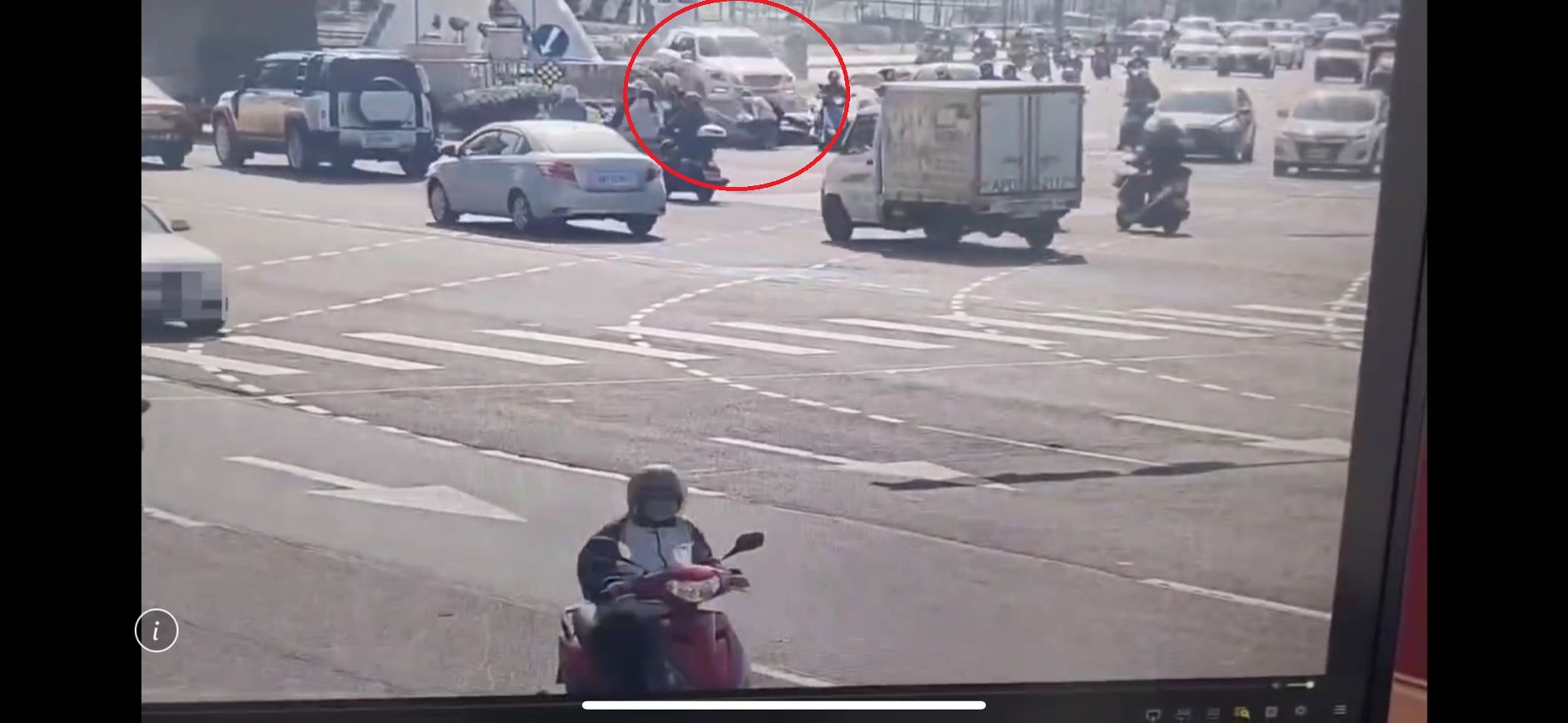 馬男駕駛的賓士車不明原因追撞前方4部機車,一度開上路中花圃。(翻攝畫面)