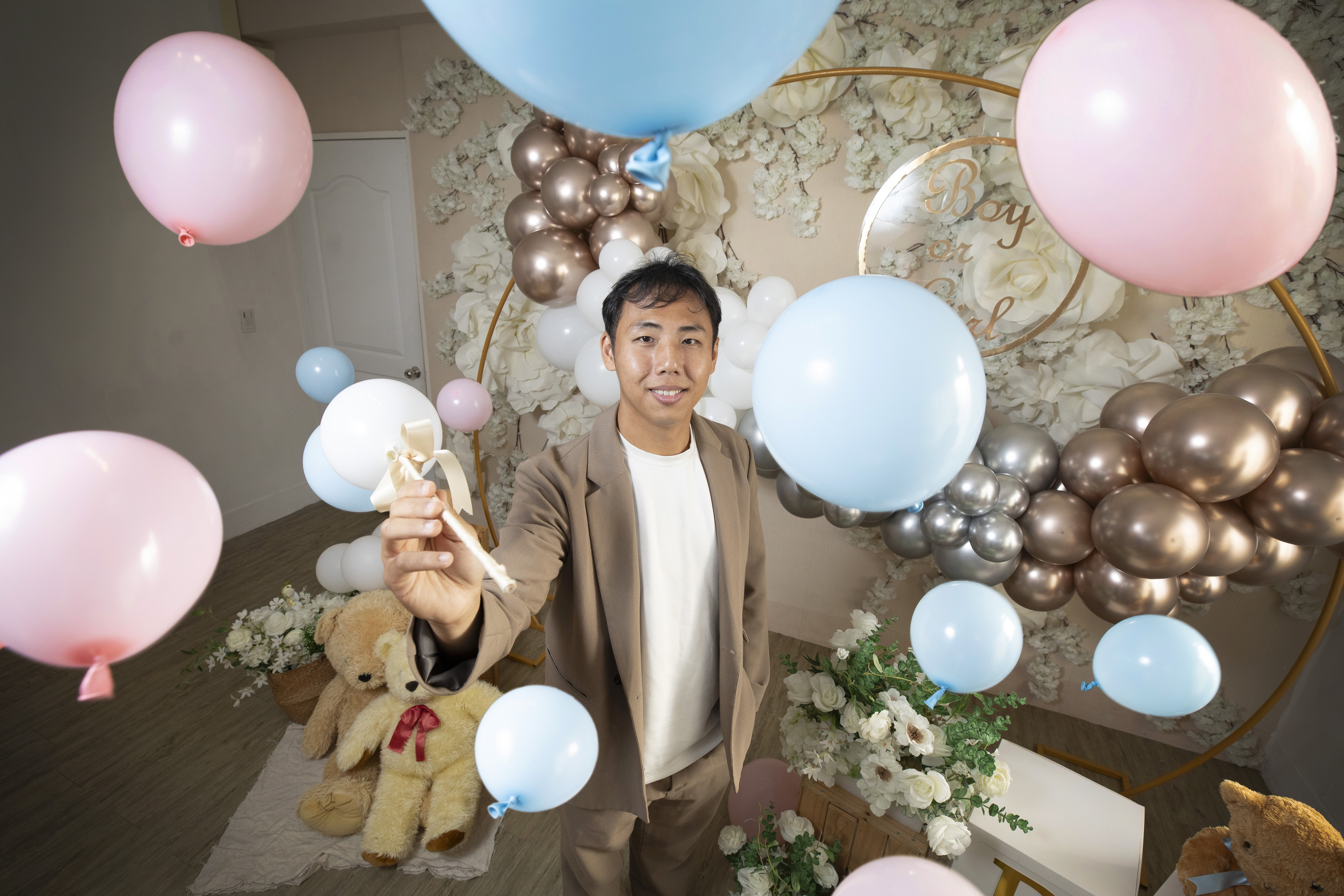 李彥儒原是婚紗攝影師，歷經疫情慘賠，轉辦胎兒性別派對，抓住解封後的快樂商機。