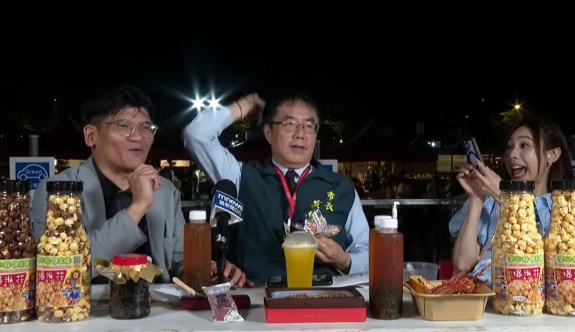 黃偉哲今到安平「鍘美藝術節」和鏡新聞一起直播，還在現場發糖果和民眾熱情互動。（鏡新聞）