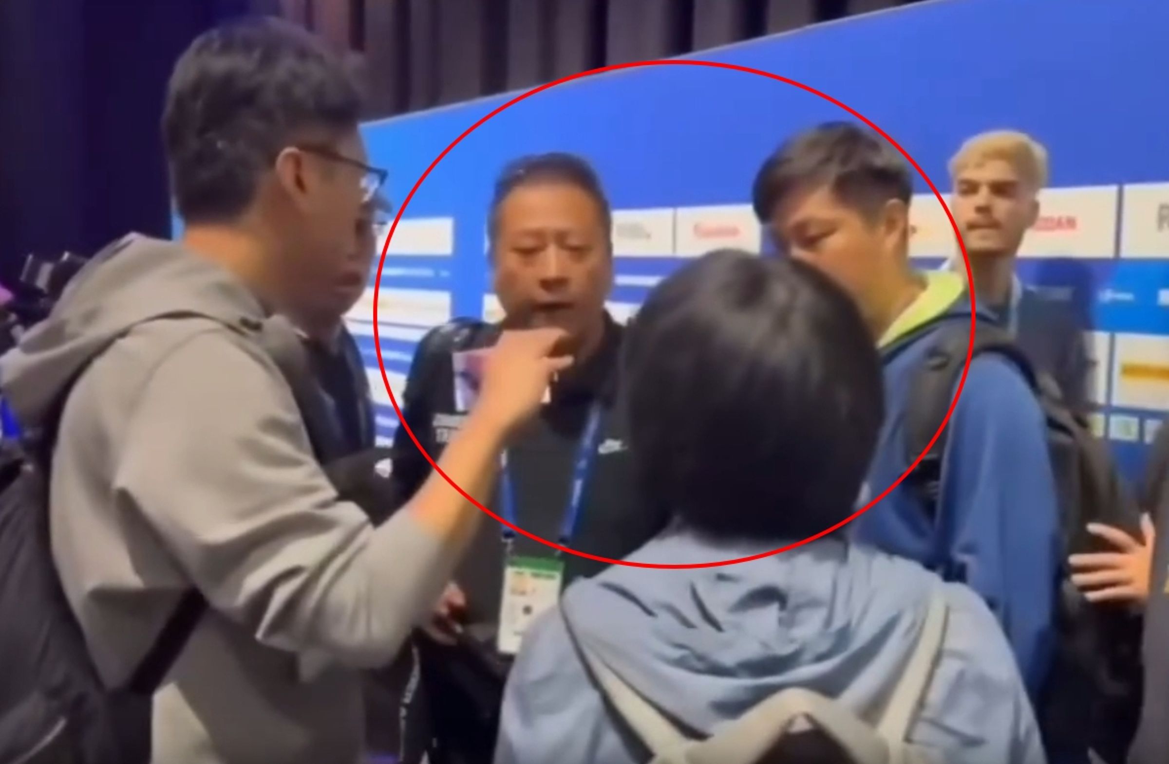 記者莊順發、蔡晴景阻擋鬧場的中國男女。（翻攝畫面）